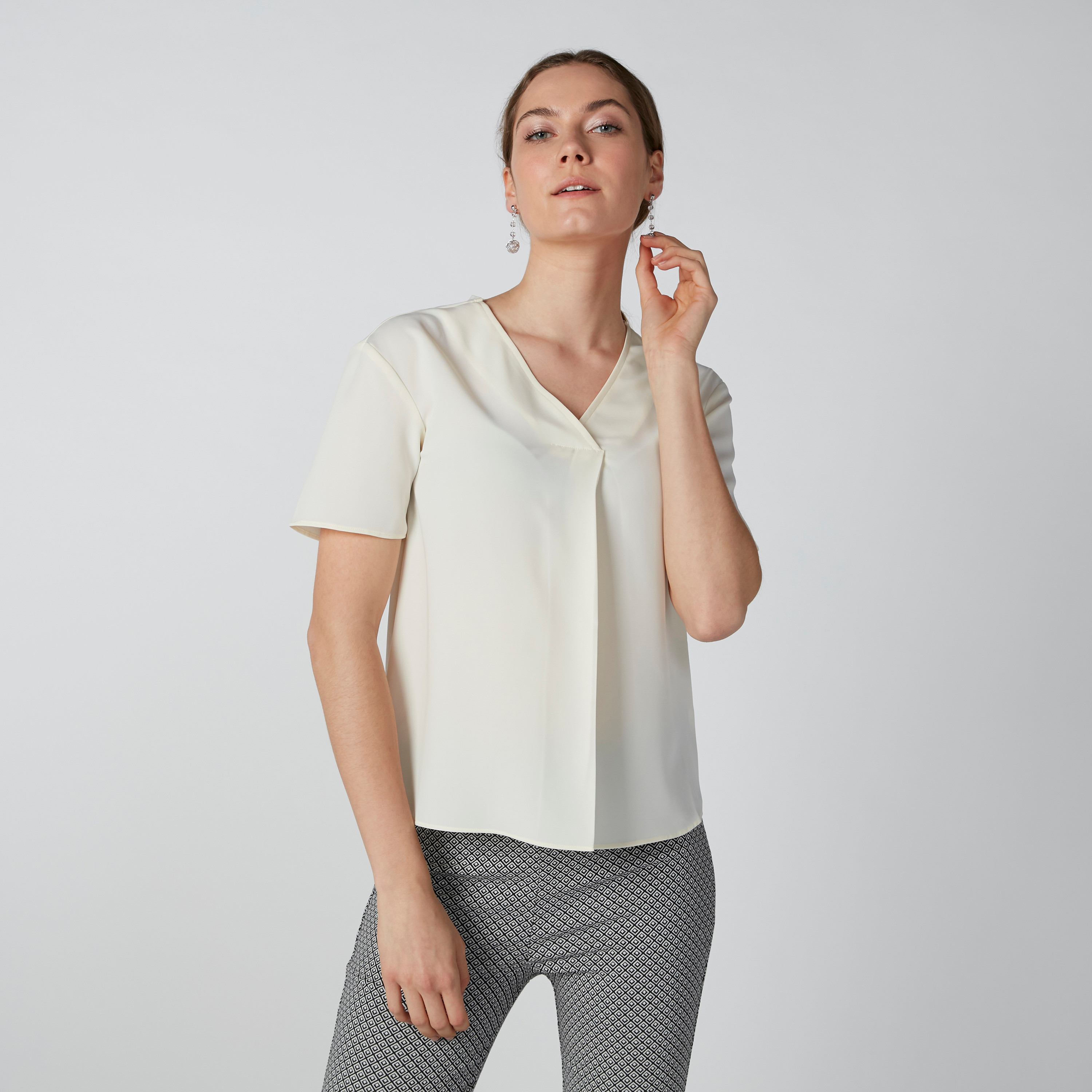 بلوزة بياقة V وأكمام قصيرة-women-clothing-shirtsandblouses-blouses-image-2