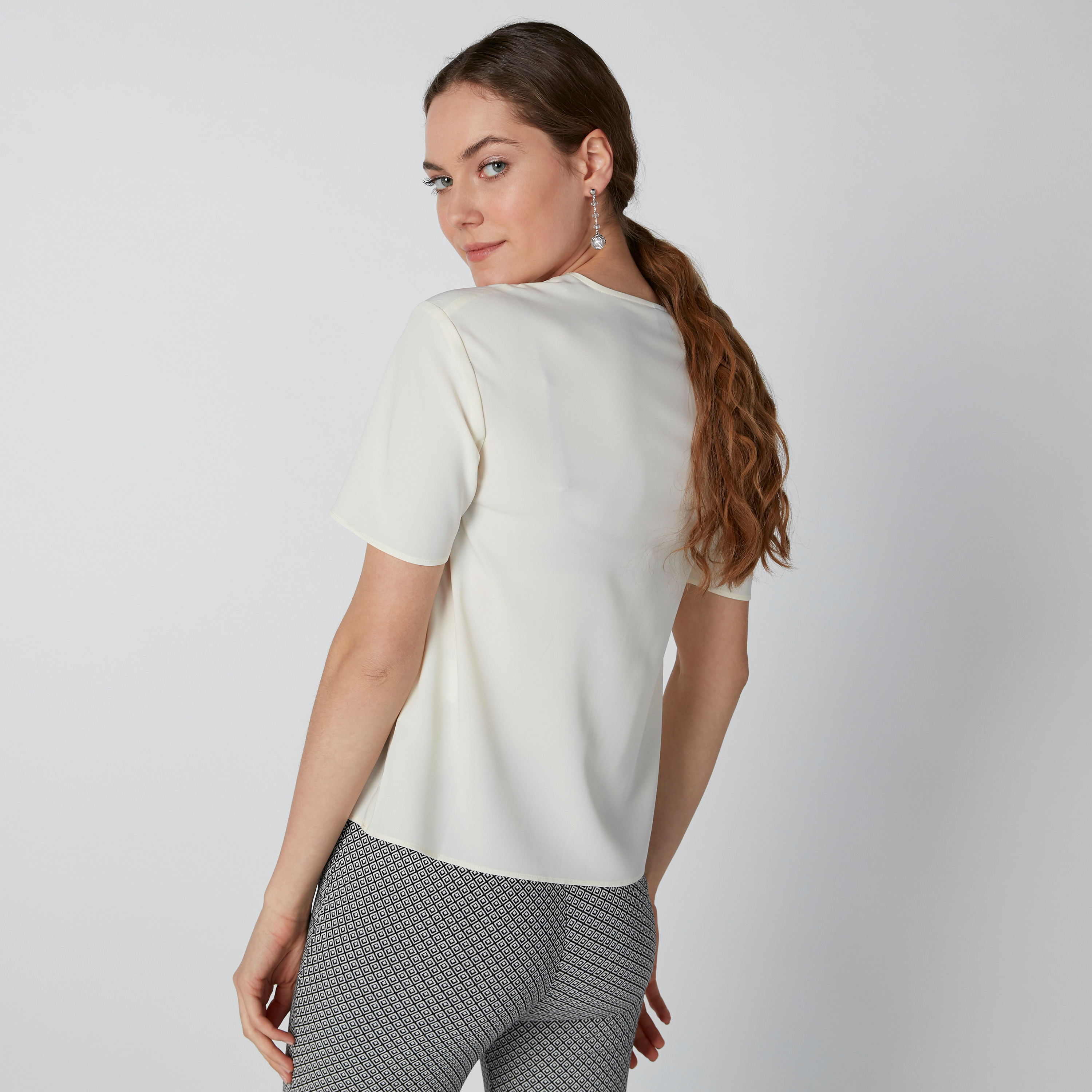 بلوزة بياقة V وأكمام قصيرة-women-clothing-shirtsandblouses-blouses-image-3
