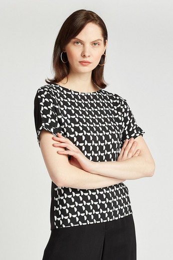 Slim Fit Printed Top with Boat Neck and Short Sleeves