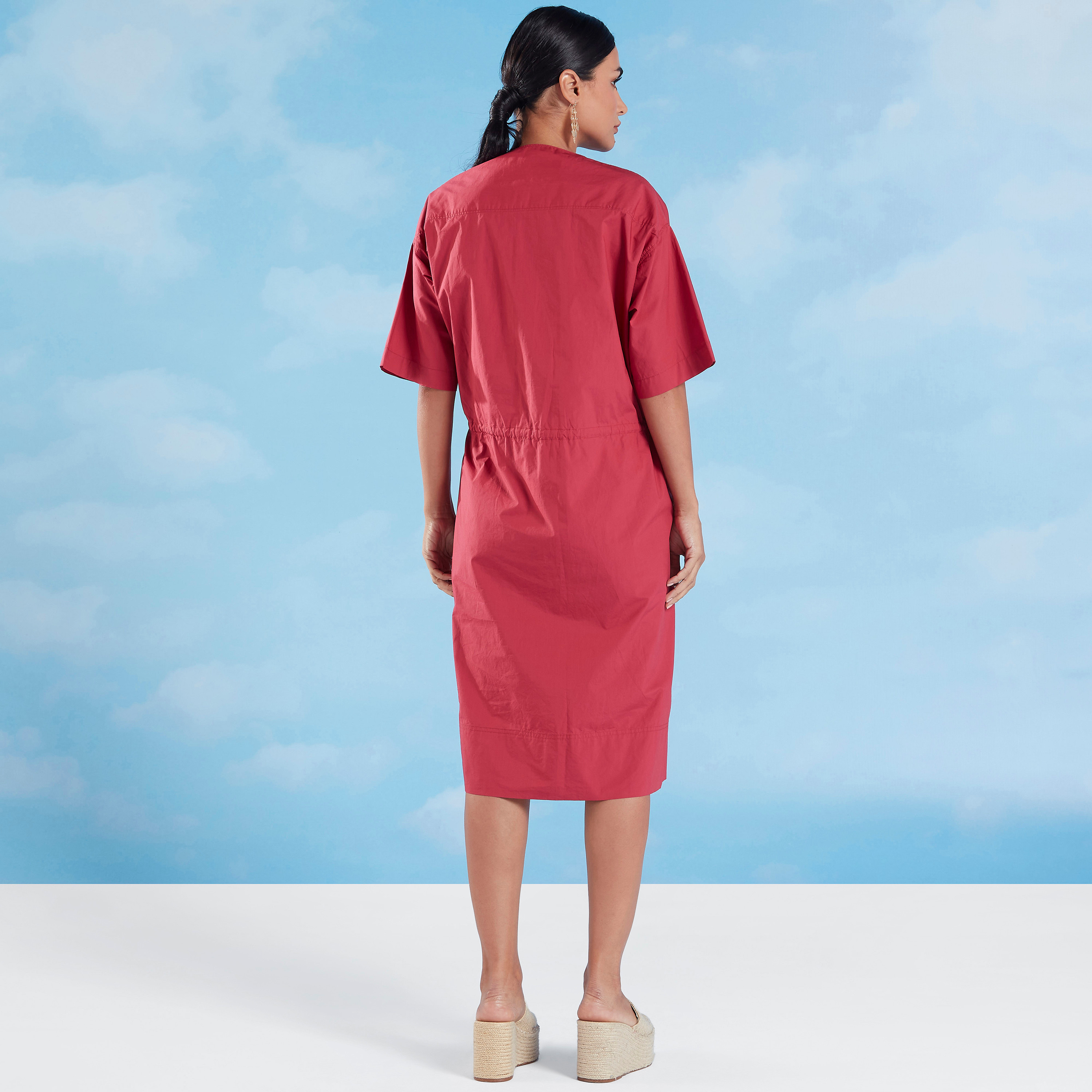 فستان قميص سادة ميدي بياقة v وتفاصيل جيب-women-clothing-dresses-image-5