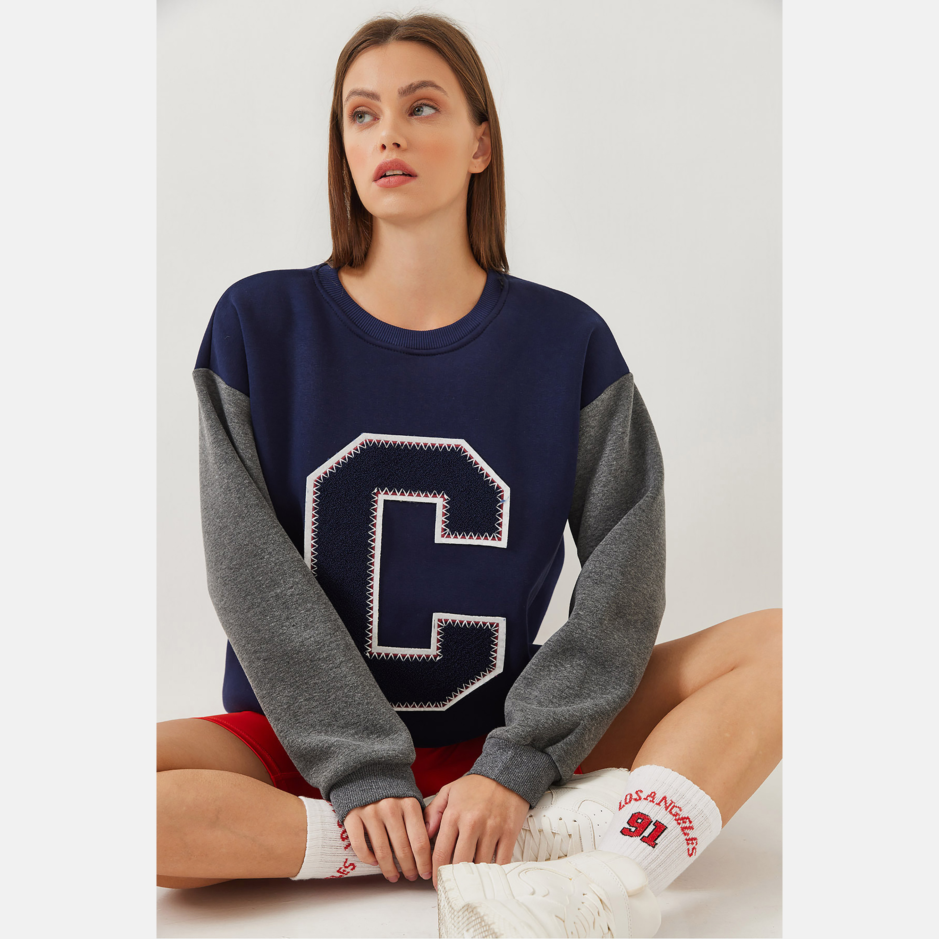 سويت شيرت نسائي باللون الكحلي بتطريز شانيل من بيانكو لوتشي-women-winterwear-hoodiesandsweatshirts-sweatshirts-image-4