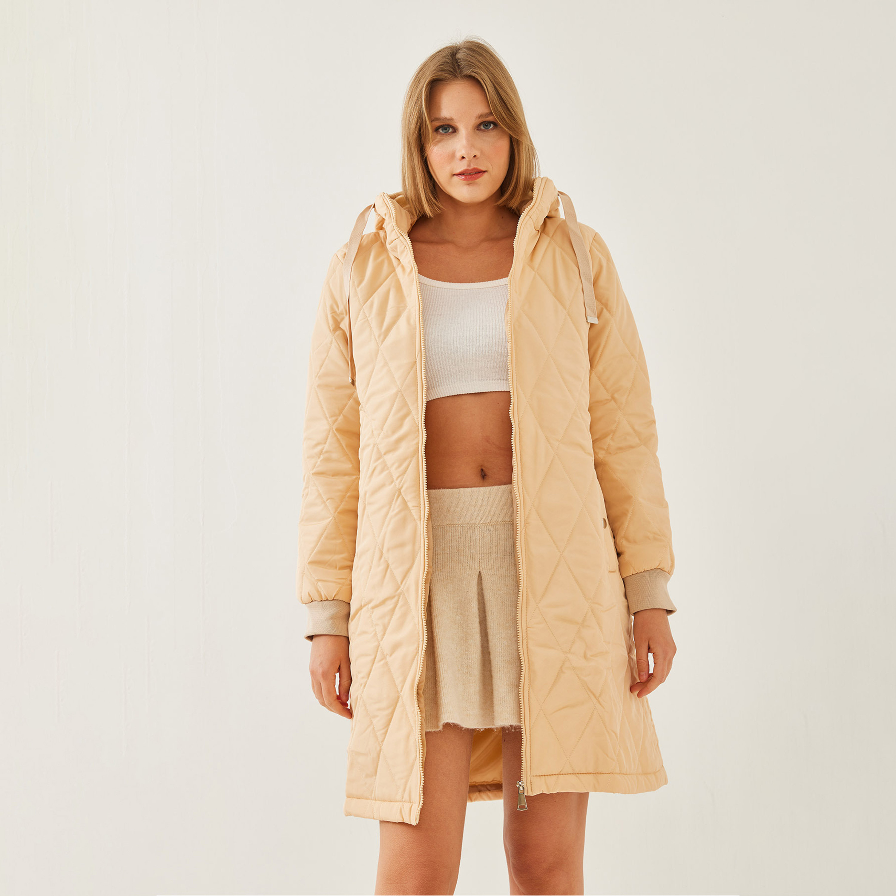 جاكيت مبطن بقلنسوة نسائي باللون البيج من بيانكو لوتشي-women-winterwear-hoodiesandsweatshirts-hoodies-image-1