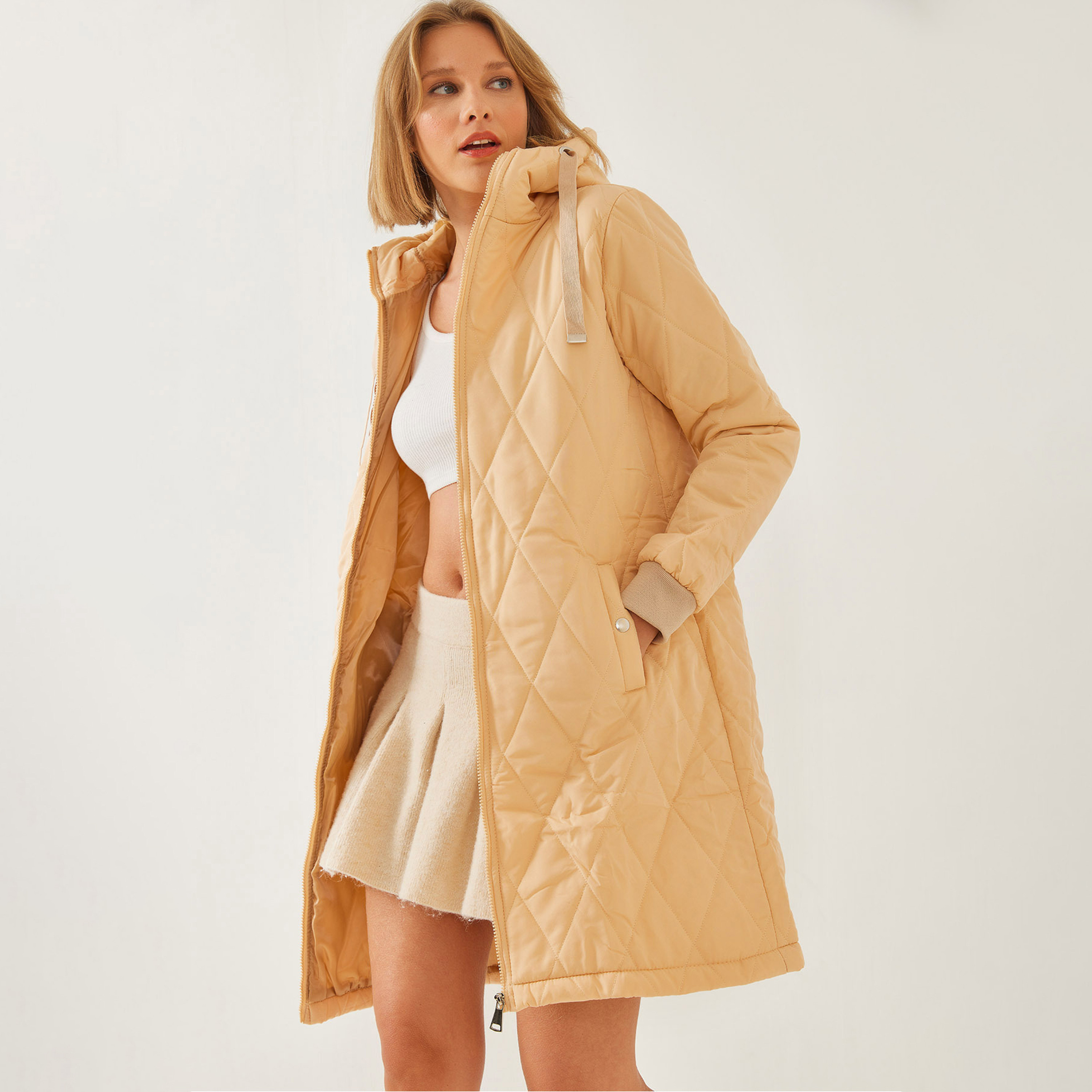 جاكيت مبطن بقلنسوة نسائي باللون البيج من بيانكو لوتشي-women-winterwear-hoodiesandsweatshirts-hoodies-image-2