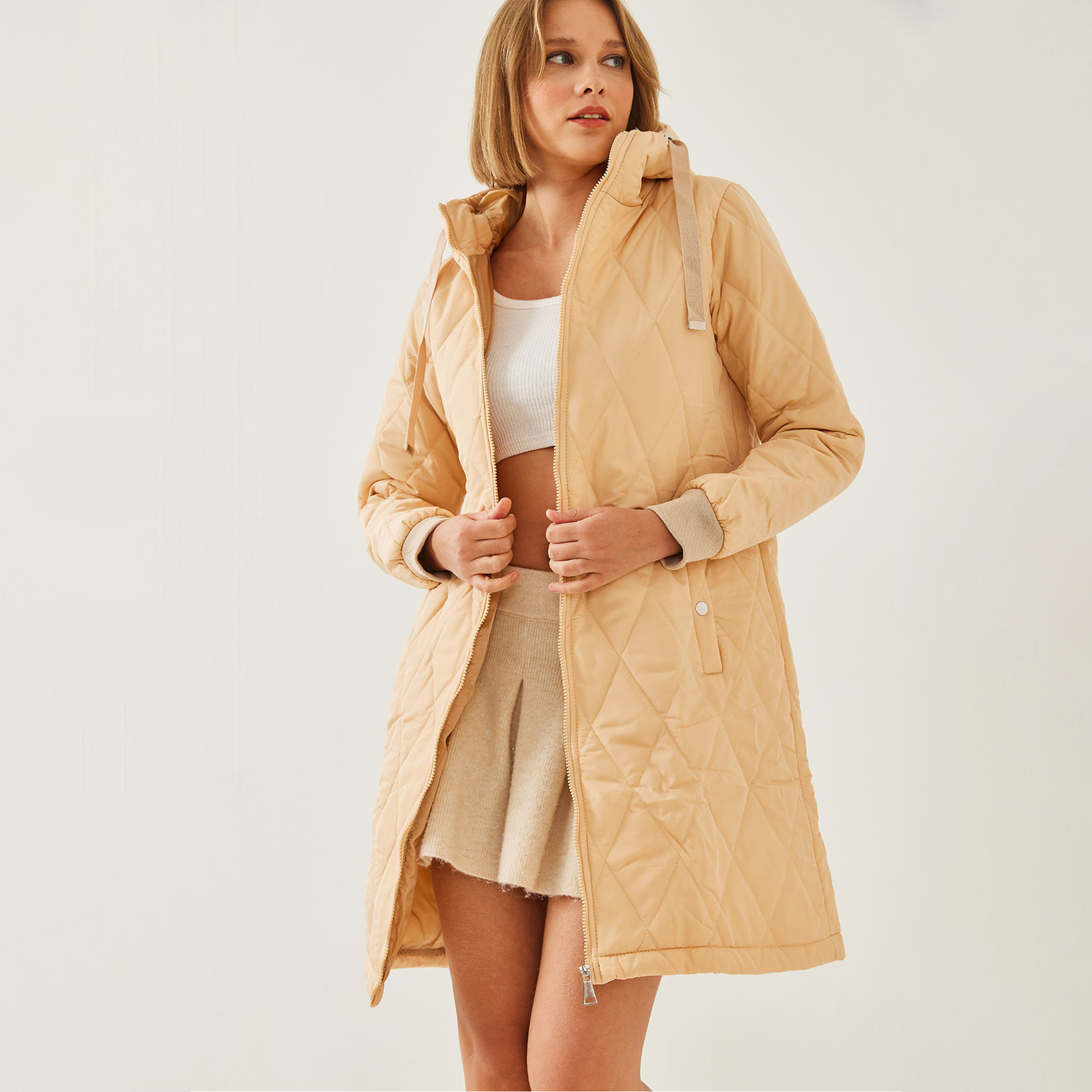 جاكيت مبطن بقلنسوة نسائي باللون البيج من بيانكو لوتشي-women-winterwear-hoodiesandsweatshirts-hoodies-image-5