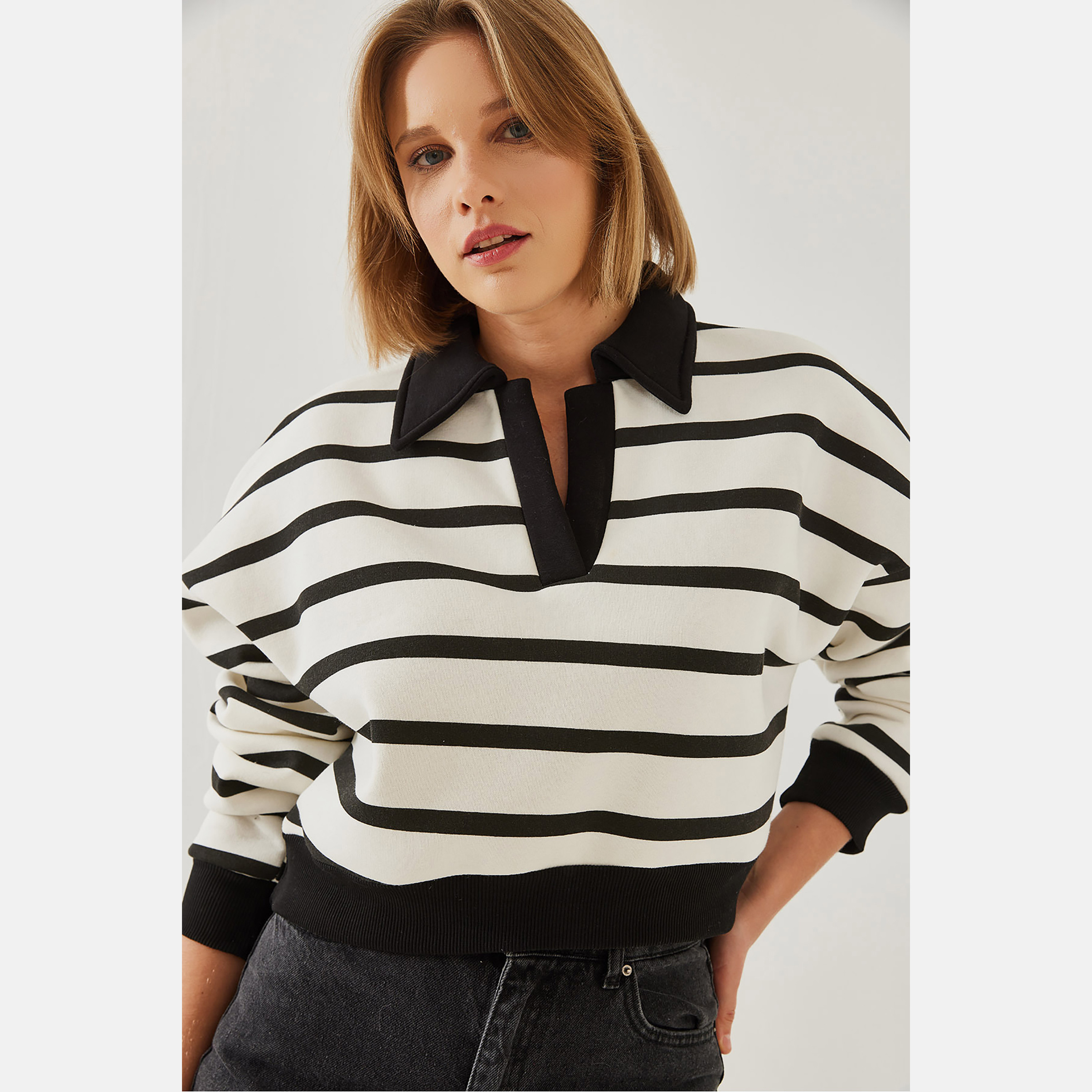 سويت شيرت نسائي بياقة مخططة من بيانكو لوتشي-women-winterwear-hoodiesandsweatshirts-sweatshirts-image-2