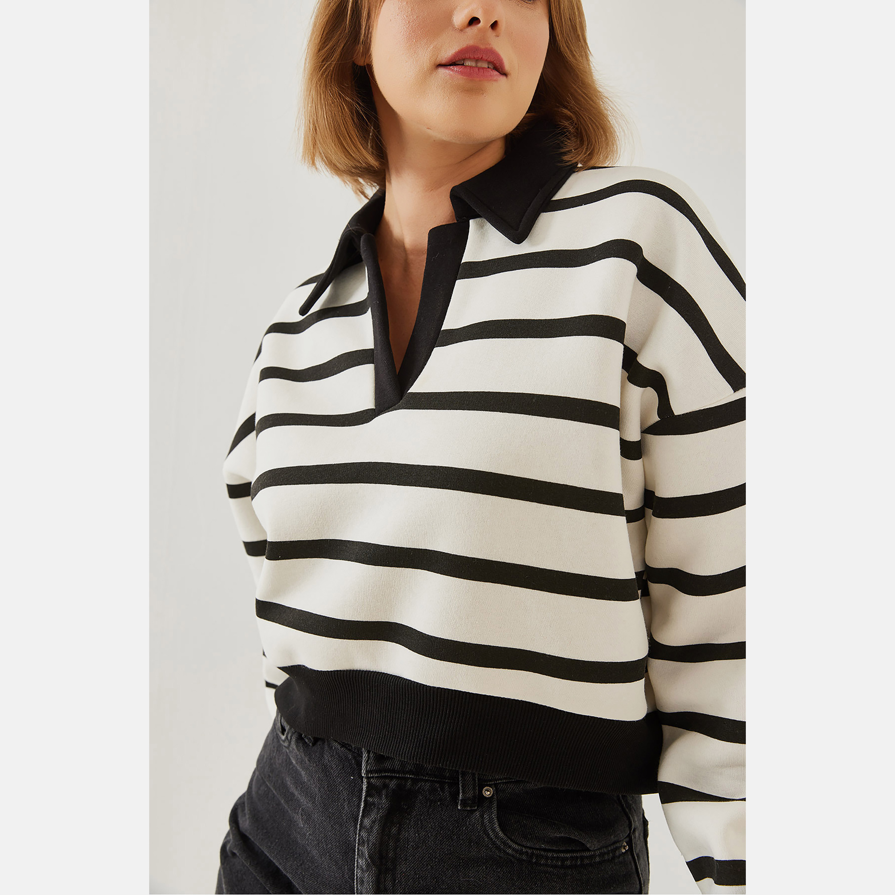 سويت شيرت نسائي بياقة مخططة من بيانكو لوتشي-women-winterwear-hoodiesandsweatshirts-sweatshirts-image-5