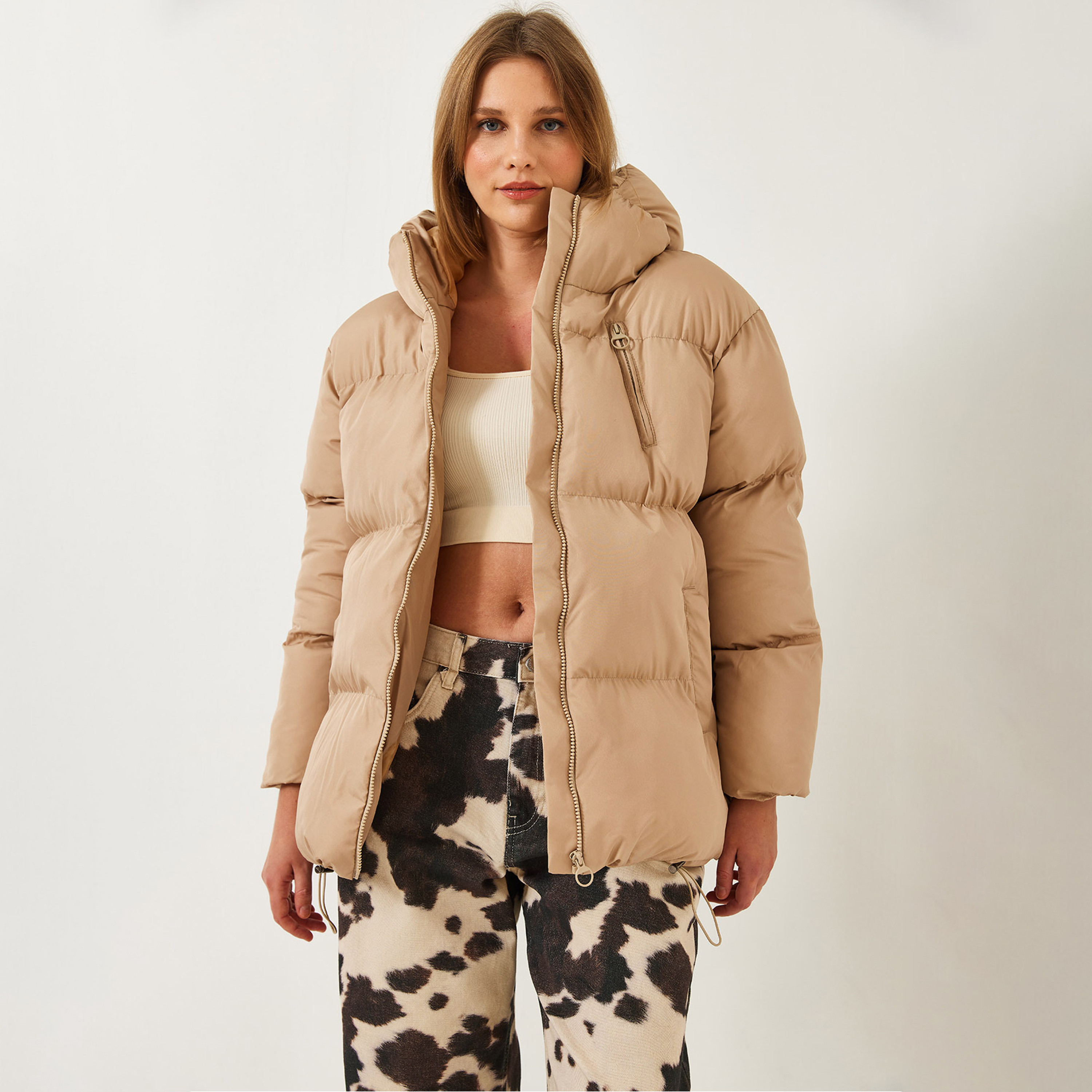 جاكيت منفوخ نسائي بقلنسوة باللون البيج من بيانكو لوتشي-women-winterwear-hoodiesandsweatshirts-hoodies-image-1