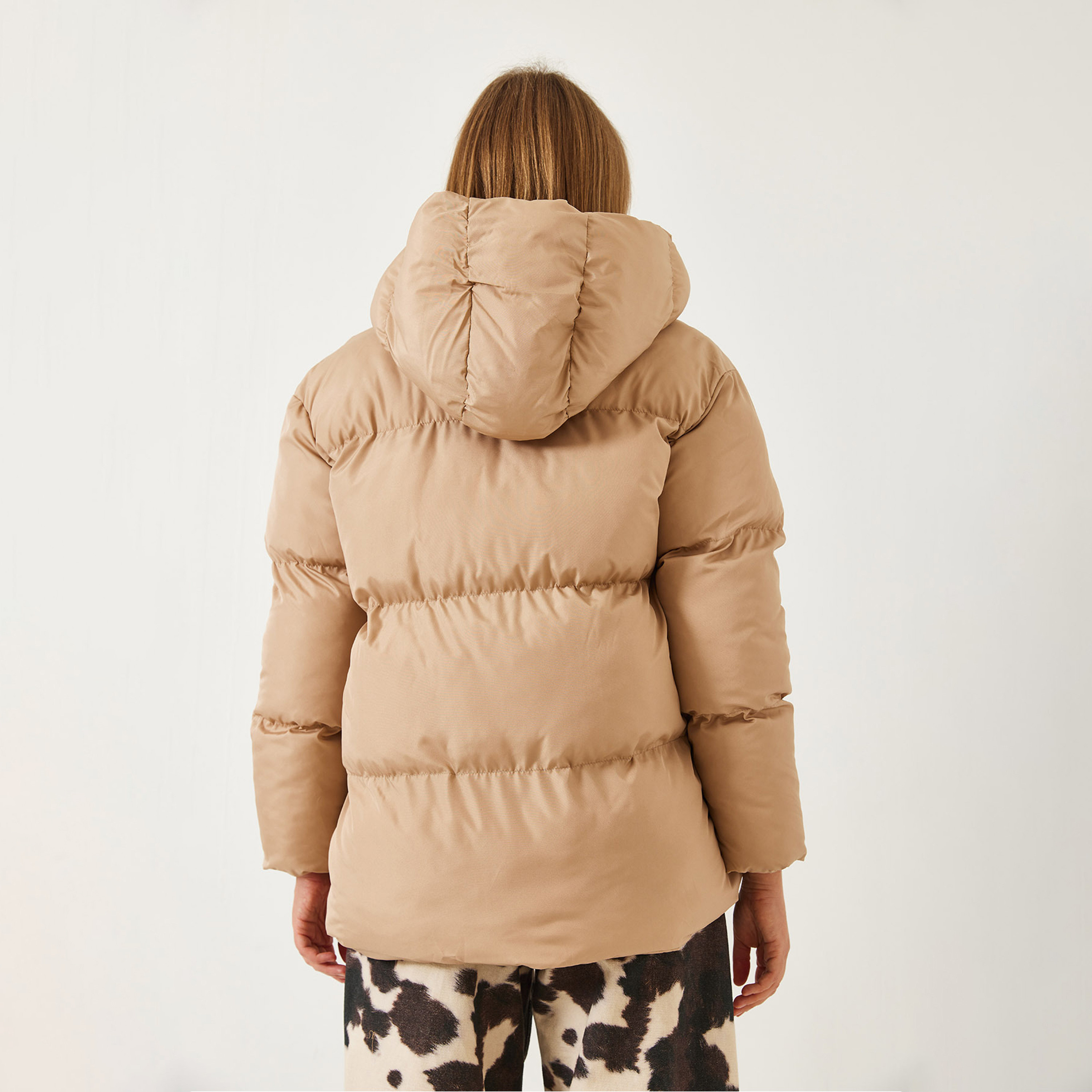 جاكيت منفوخ نسائي بقلنسوة باللون البيج من بيانكو لوتشي-women-winterwear-hoodiesandsweatshirts-hoodies-image-3