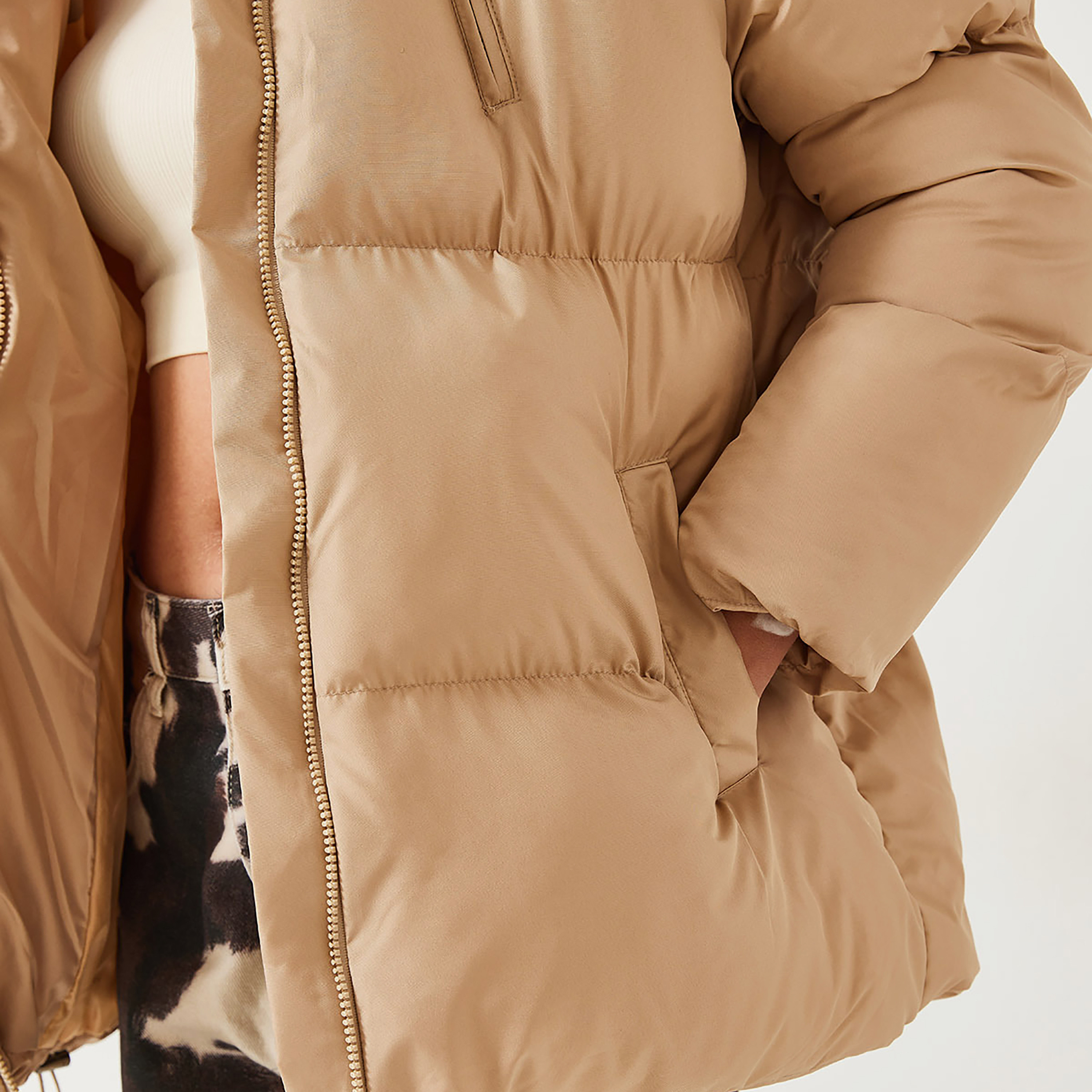 جاكيت منفوخ نسائي بقلنسوة باللون البيج من بيانكو لوتشي-women-winterwear-hoodiesandsweatshirts-hoodies-image-4