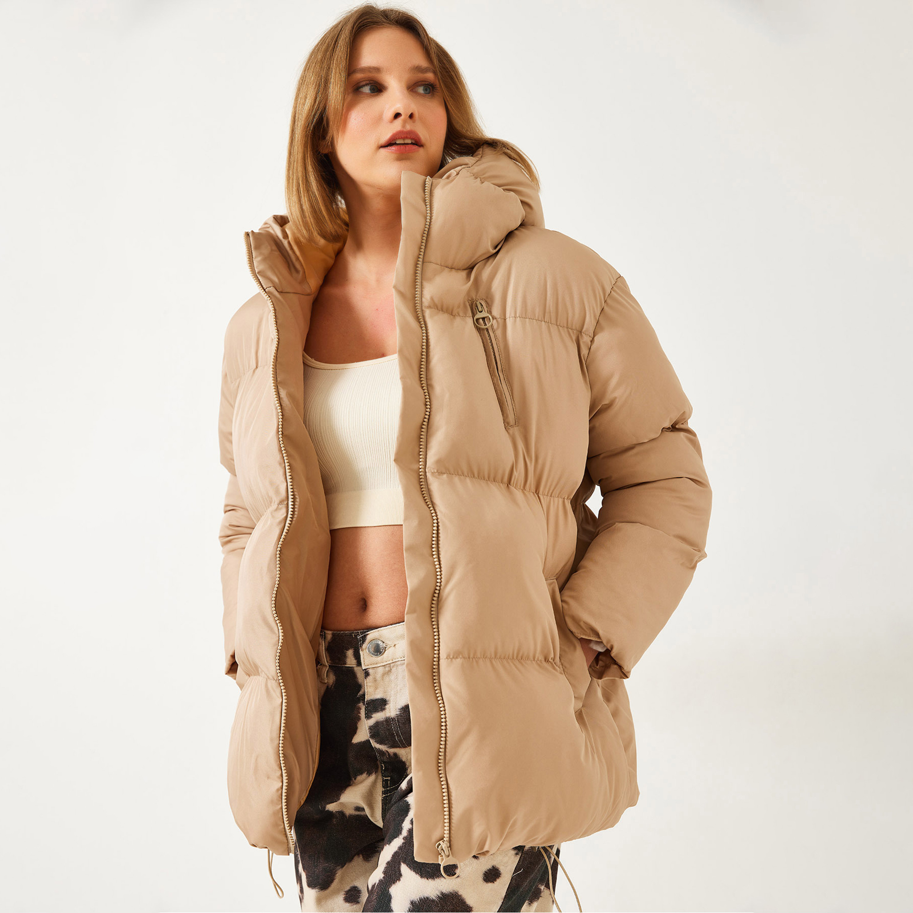 جاكيت منفوخ نسائي بقلنسوة باللون البيج من بيانكو لوتشي-women-winterwear-hoodiesandsweatshirts-hoodies-image-5