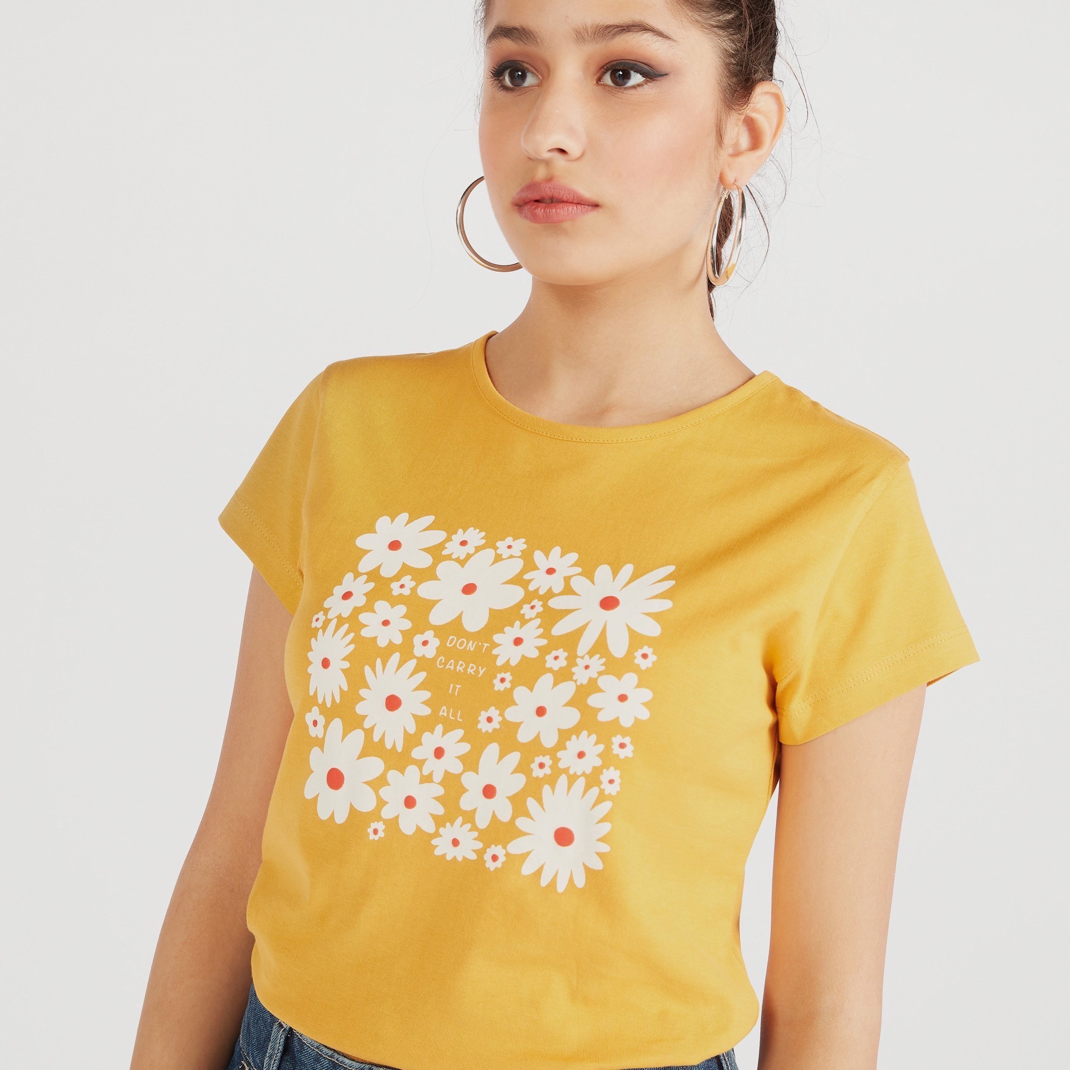 تيشيرت بياقة ضيّقة وأكمام كاب وطبعات زهرية-women-clothing-tshirts-image-3