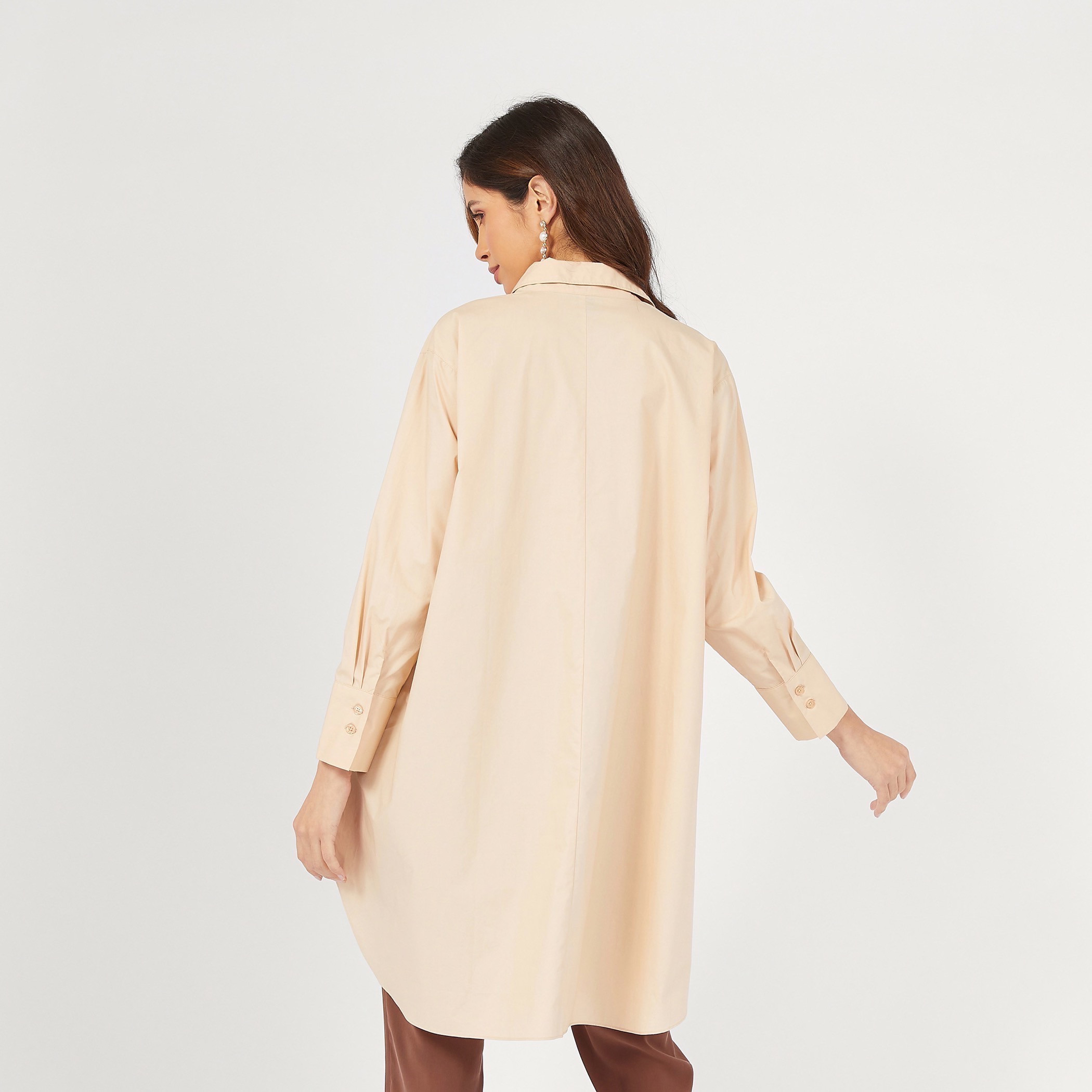 تونيك قميص سادة بطول غير متساوي وأكمام طويلة وأزرار إغلاق-women-clothing-shirtsandblouses-shirts-image-4