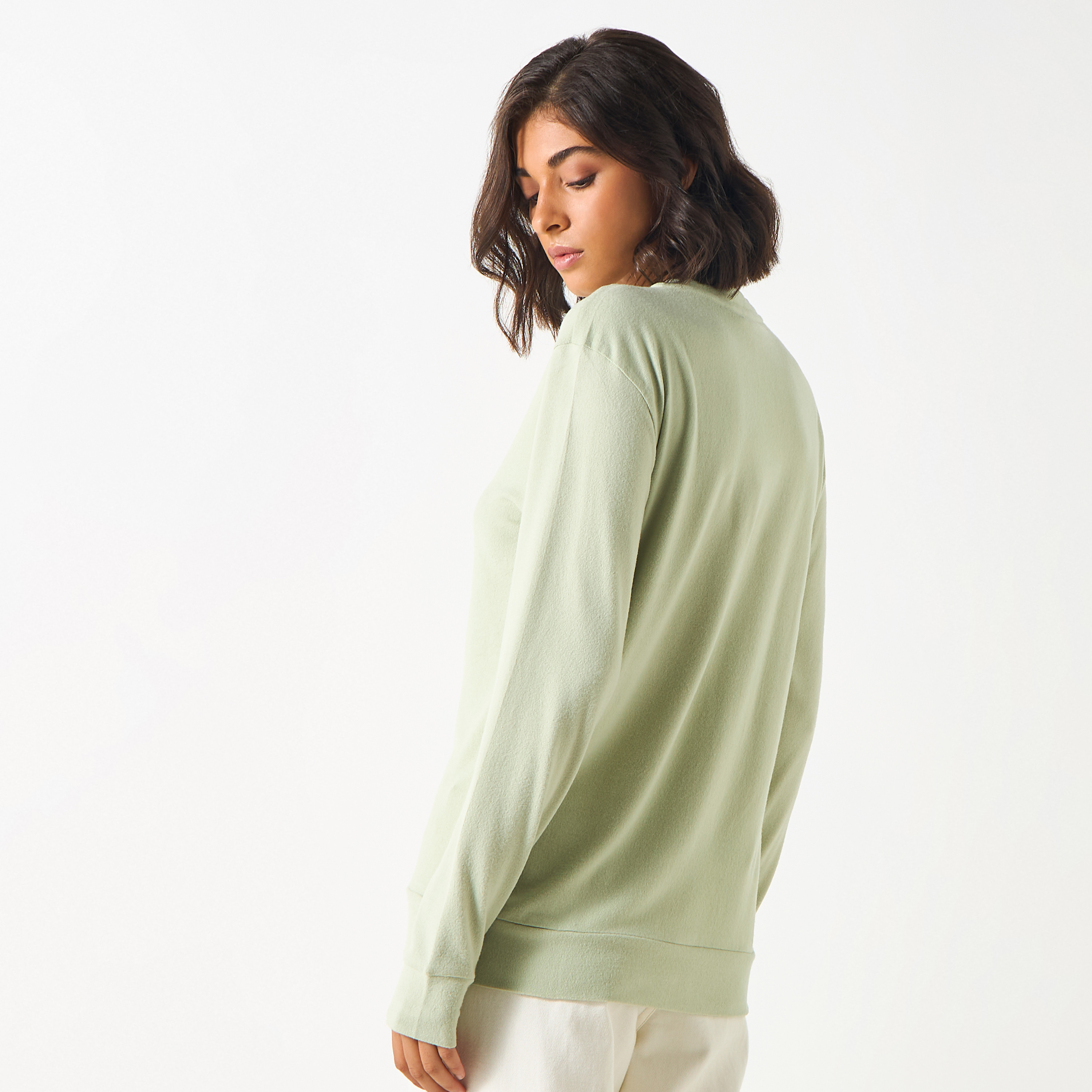 سويت شيرت ناعم الملمس بأكمام طويلة وقصّة مريحة-women-clothing-hoodiesandsweatshirts-sweatshirts-image-15