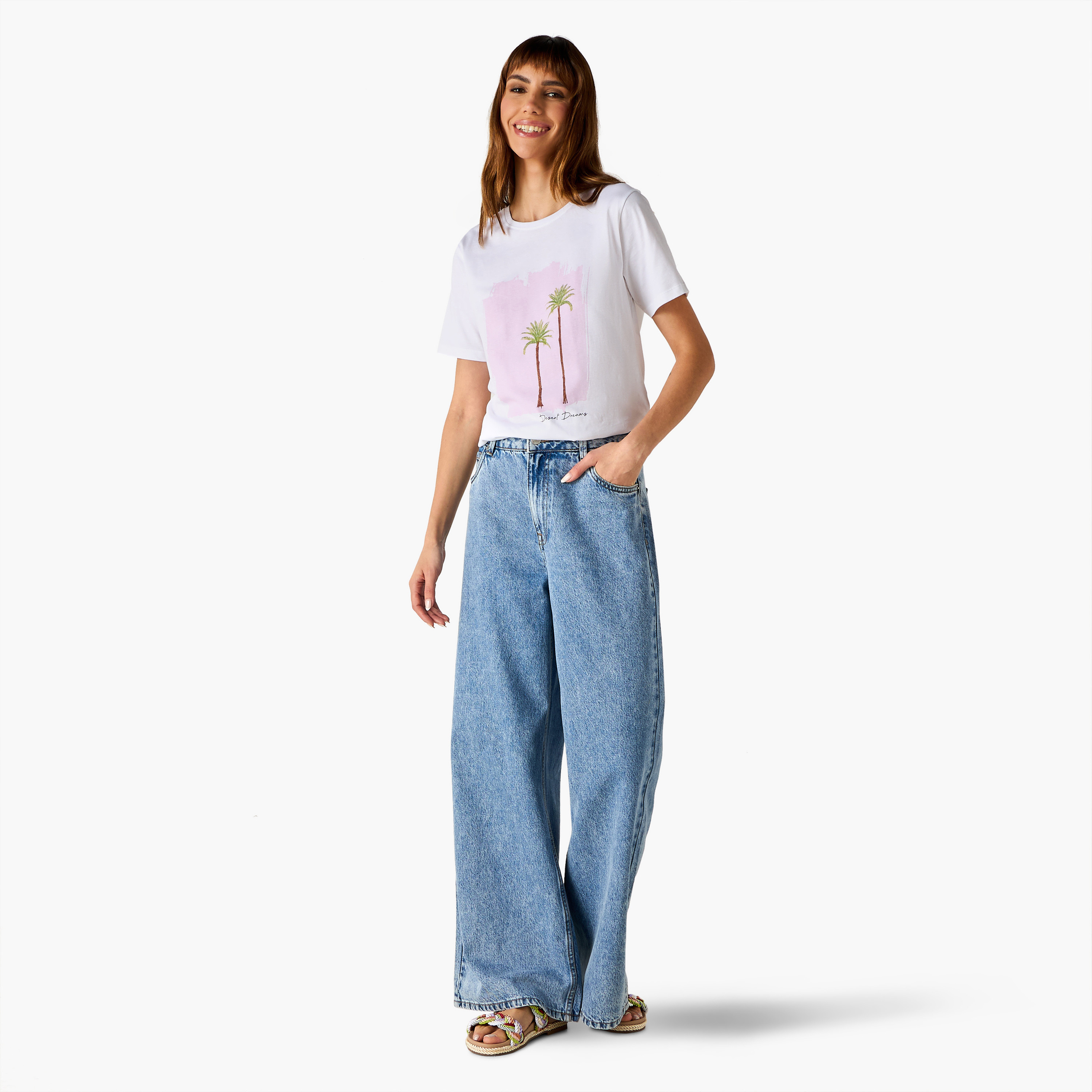 تيشيرت بياقة ضيقة وطبعات جرافيك-women-clothing-tshirts-image-2