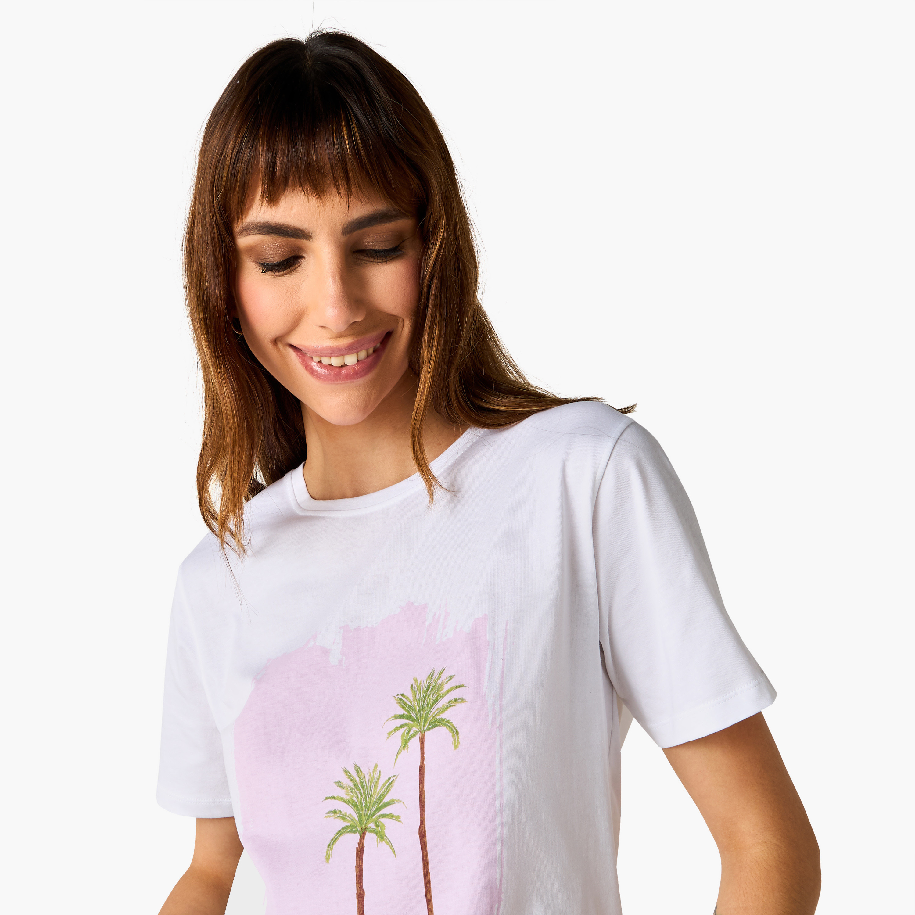 تيشيرت بياقة ضيقة وطبعات جرافيك-women-clothing-tshirts-image-4