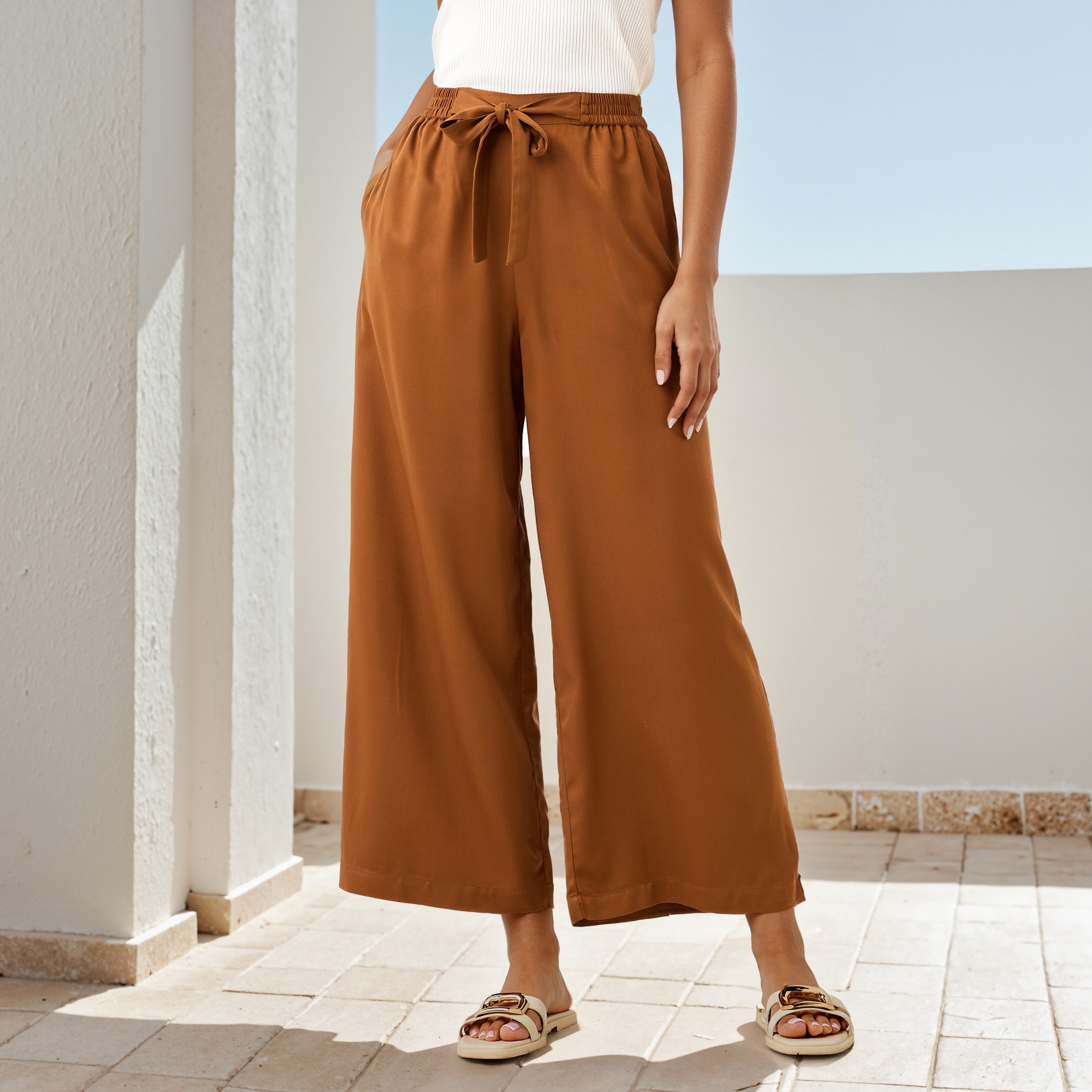 بنطلون بالازو بقصّة مريحة وخصر مطاطي وجيوب وحزام رباط-women-clothing-trousers-image-6