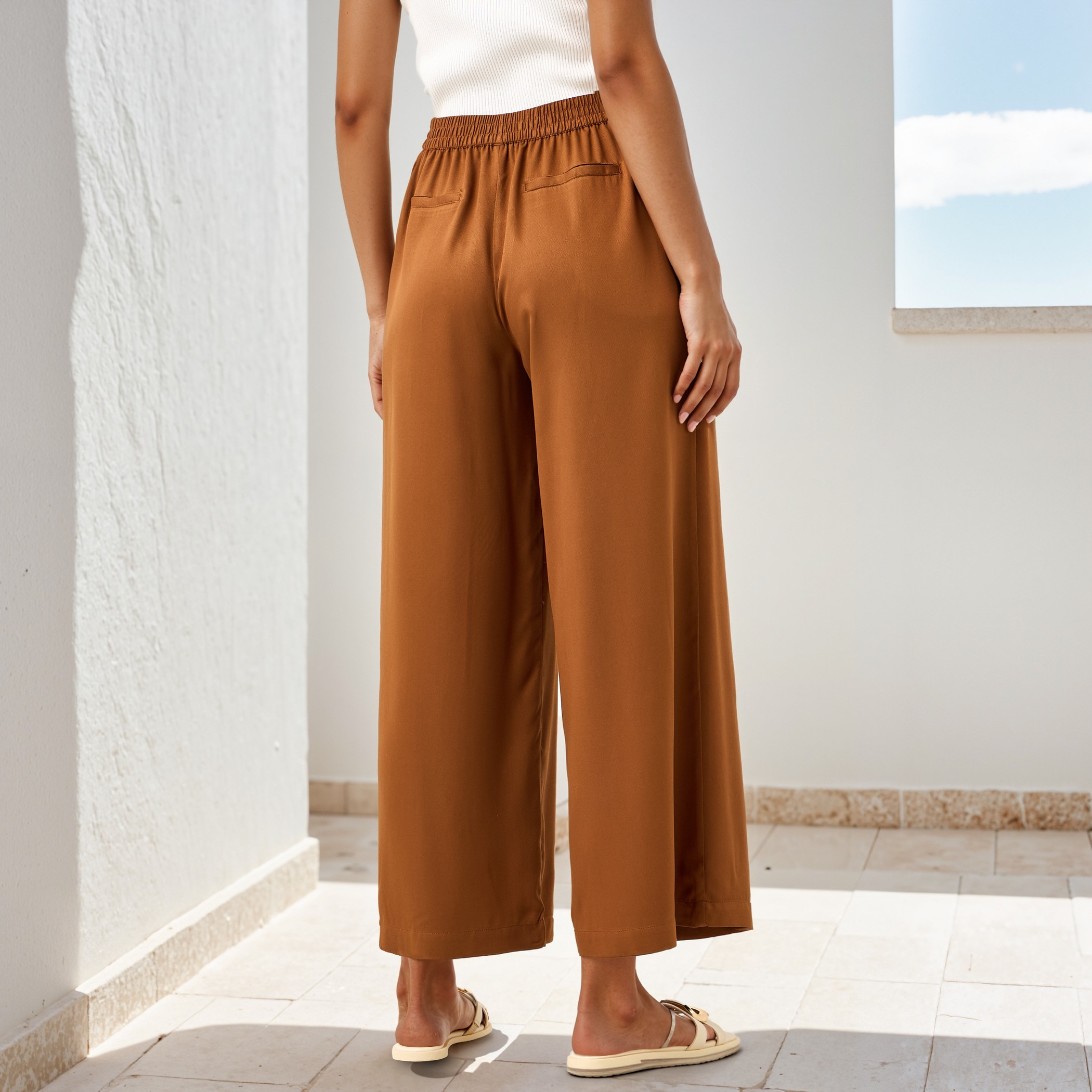بنطلون بالازو بقصّة مريحة وخصر مطاطي وجيوب وحزام رباط-women-clothing-trousers-image-8