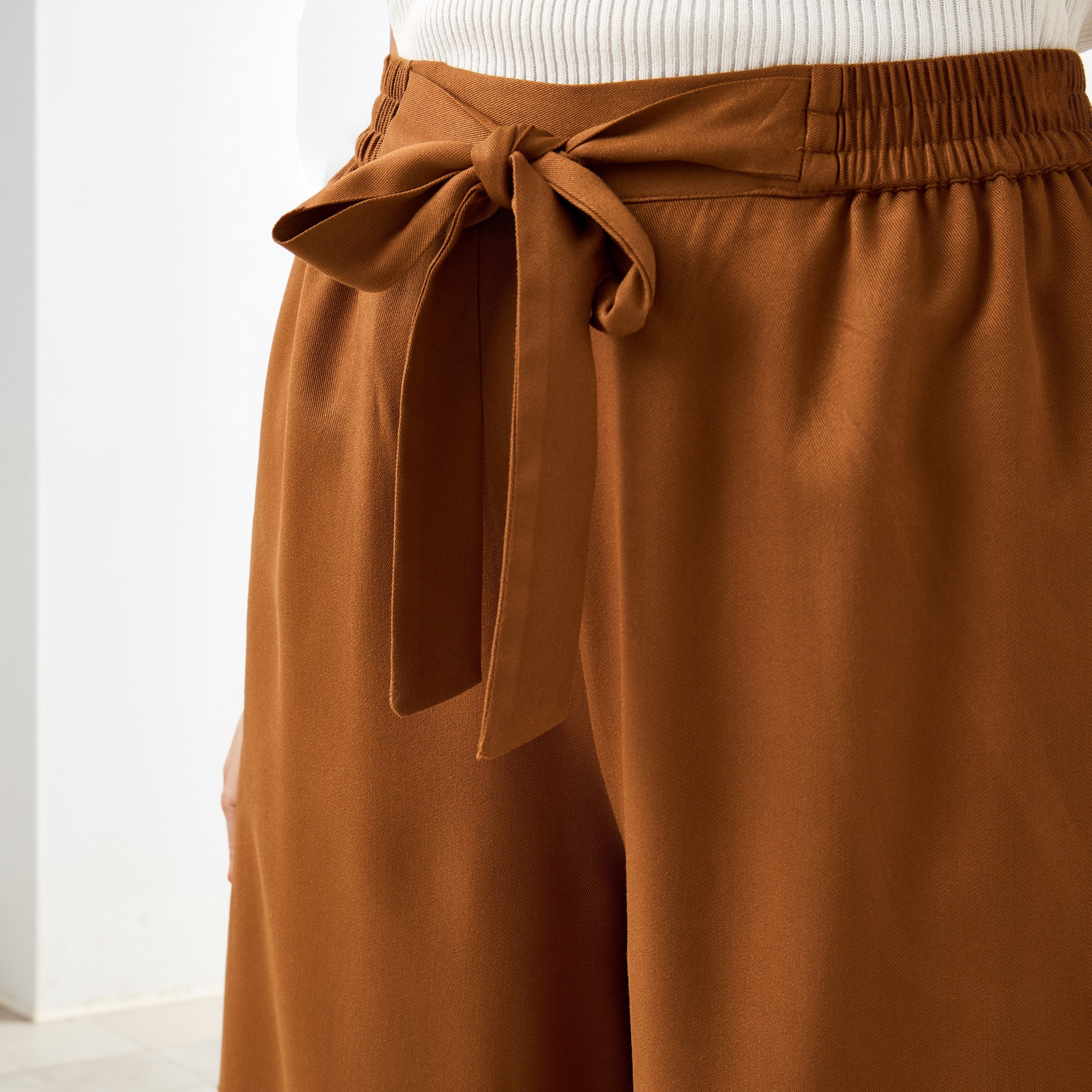 بنطلون بالازو بقصّة مريحة وخصر مطاطي وجيوب وحزام رباط-women-clothing-trousers-image-9