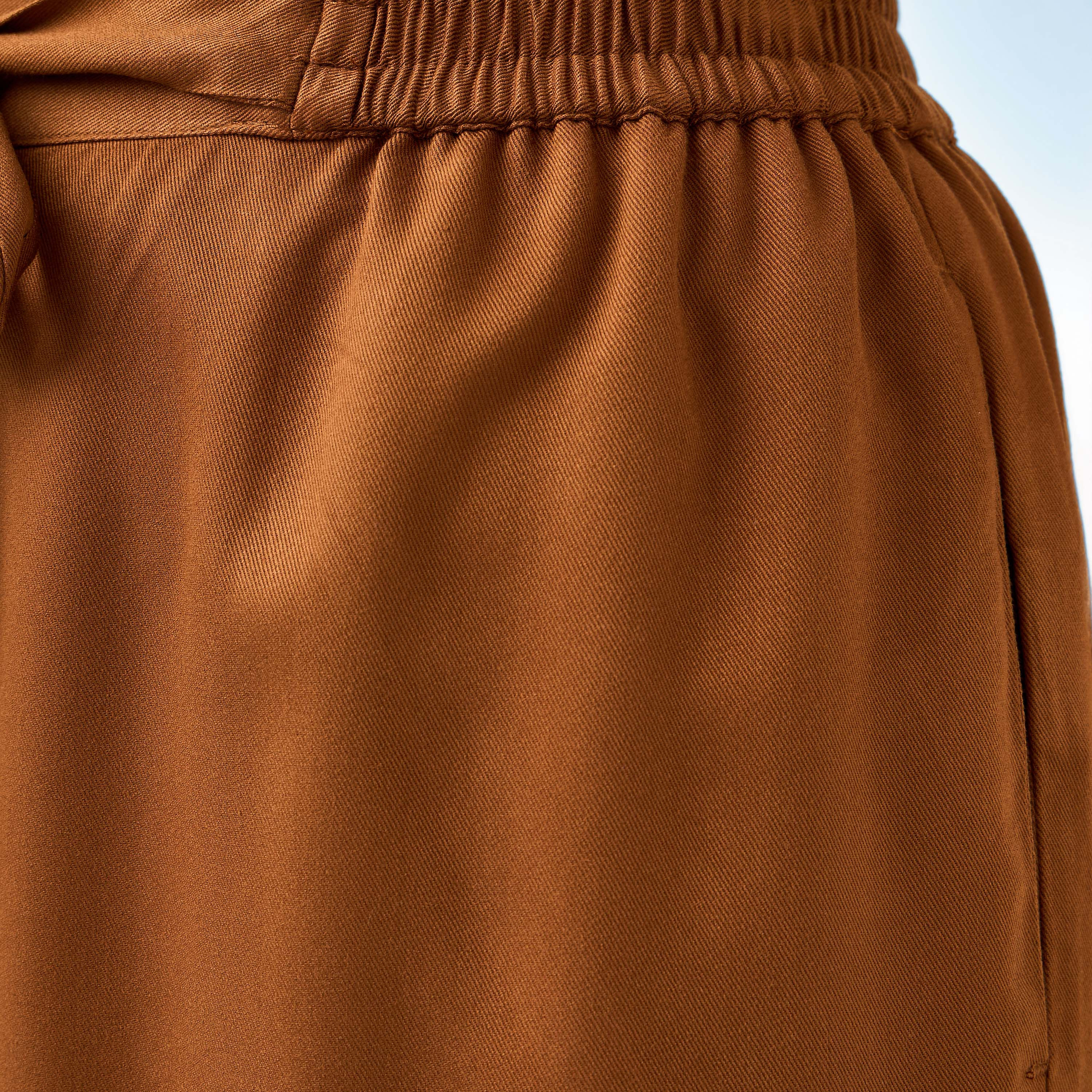 بنطلون بالازو بقصّة مريحة وخصر مطاطي وجيوب وحزام رباط-women-clothing-trousers-image-10