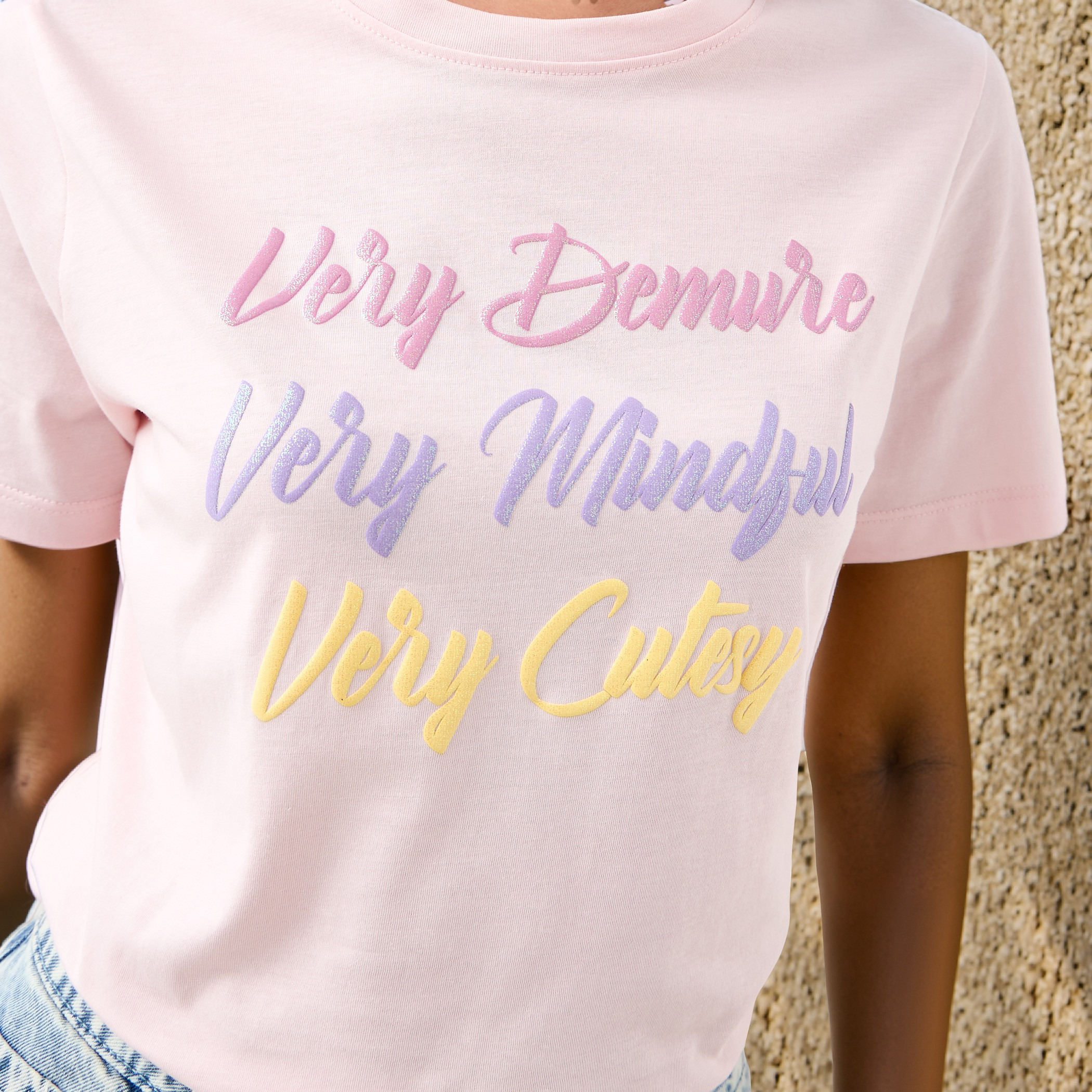 تيشيرت بياقة ضيقة وطبعات شعار-women-clothing-tshirts-image-4
