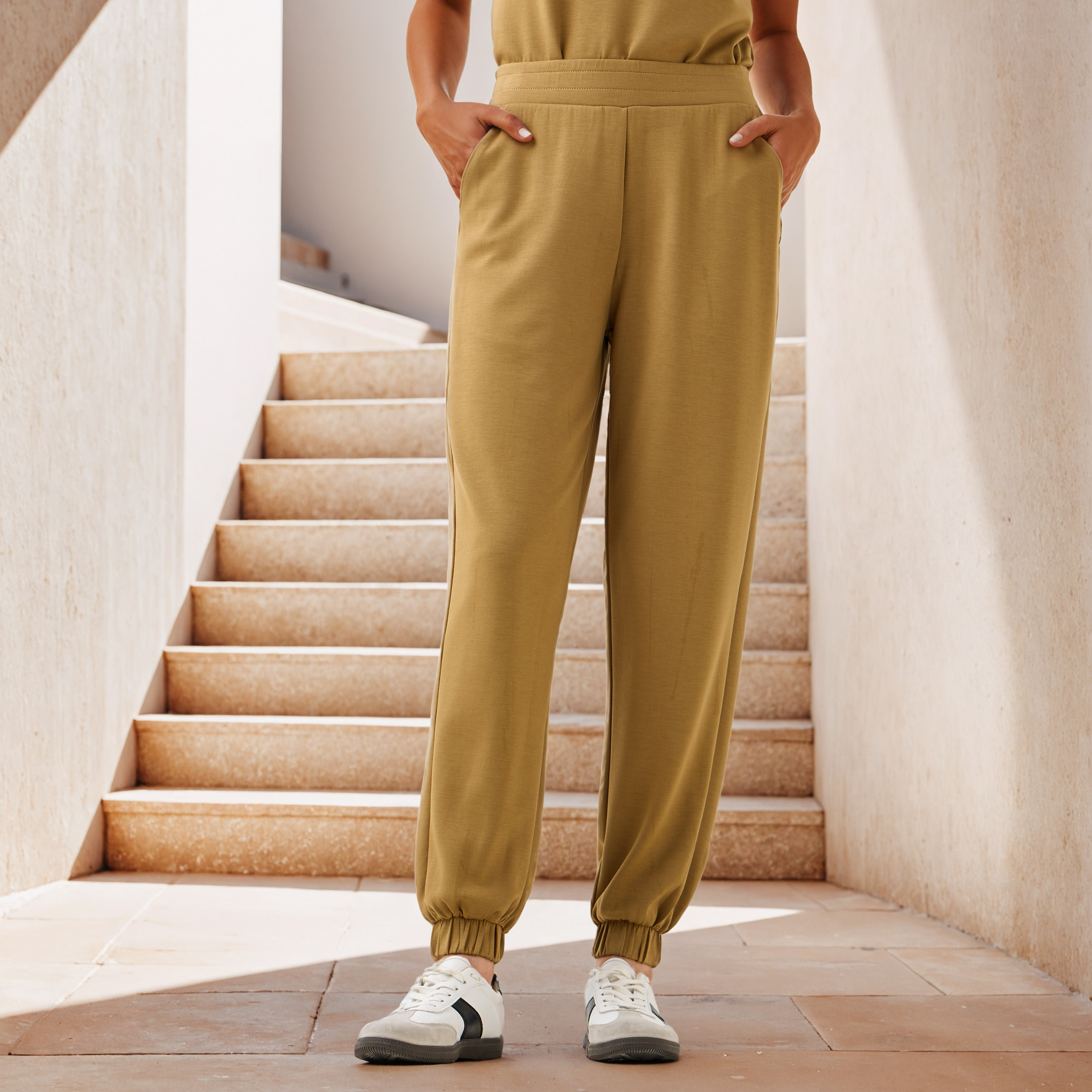 بنطلون رياضي مودال سادة بخصر مطاطي وجيوب-women-clothing-bottoms-joggers-image-1