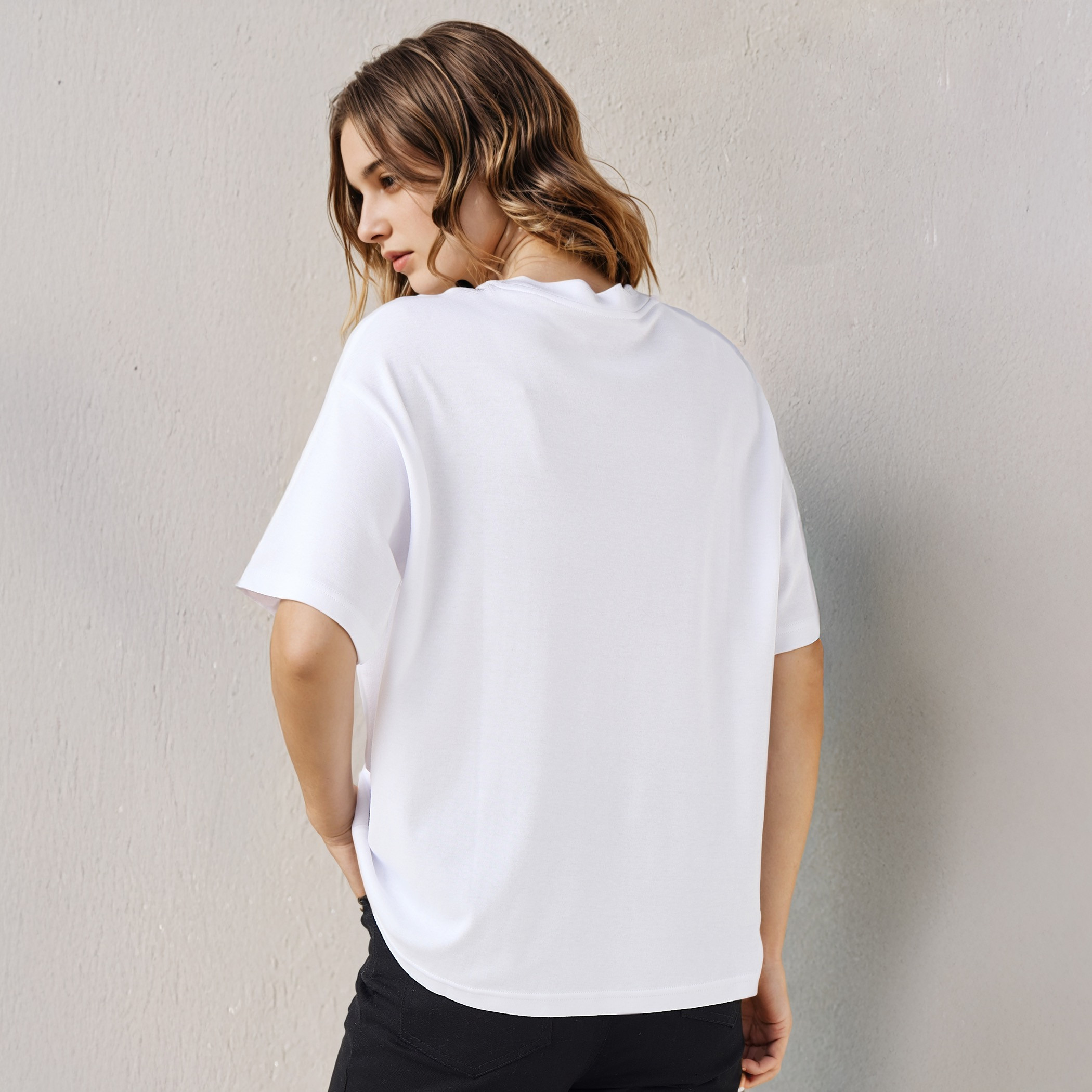 تيشيرت بوكسي قطن بياقة ضيقة وطبعات شعار-women-clothing-tshirts-image-3