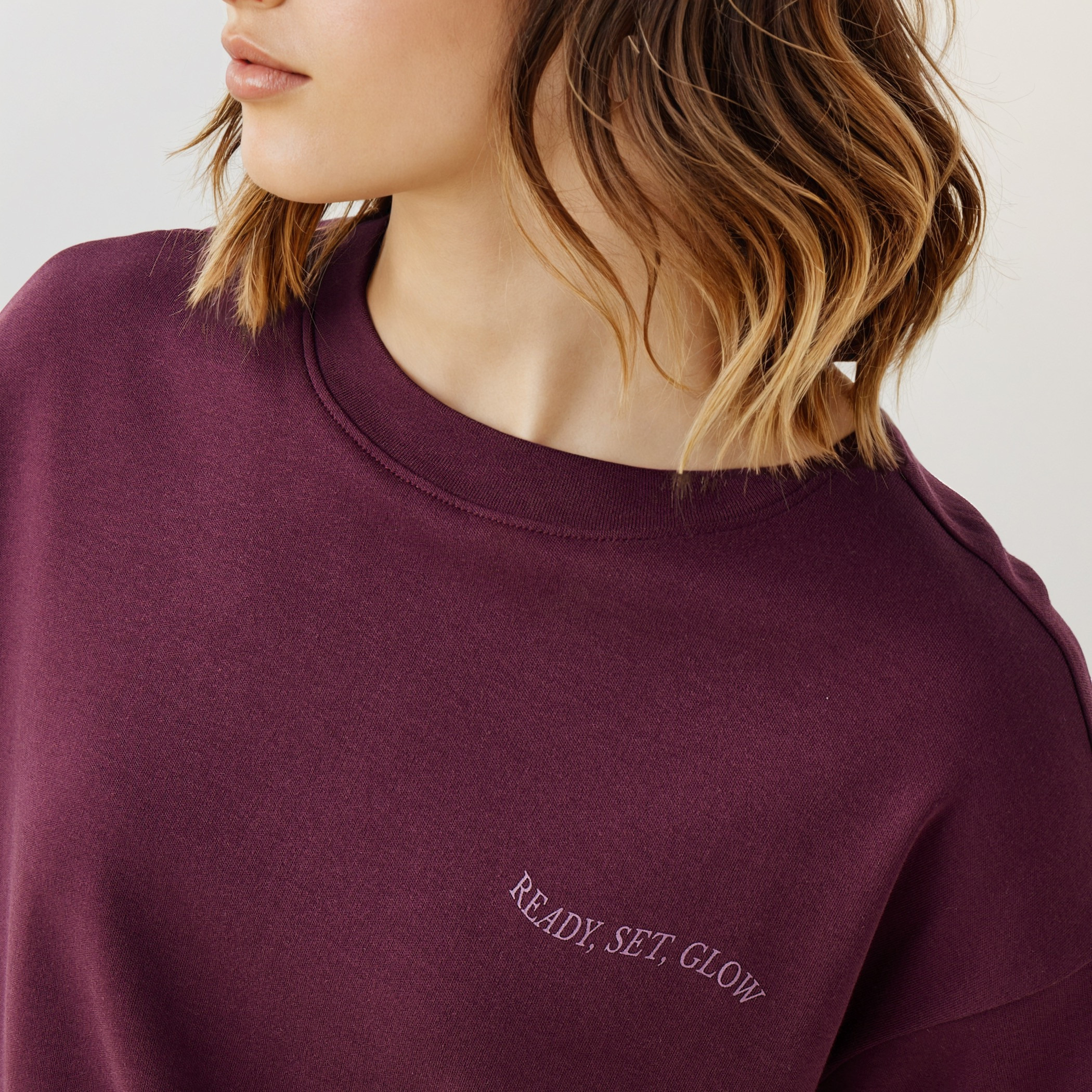 تيشيرت بوكسي قطن بياقة ضيقة وطبعات شعار-women-clothing-tshirts-image-4