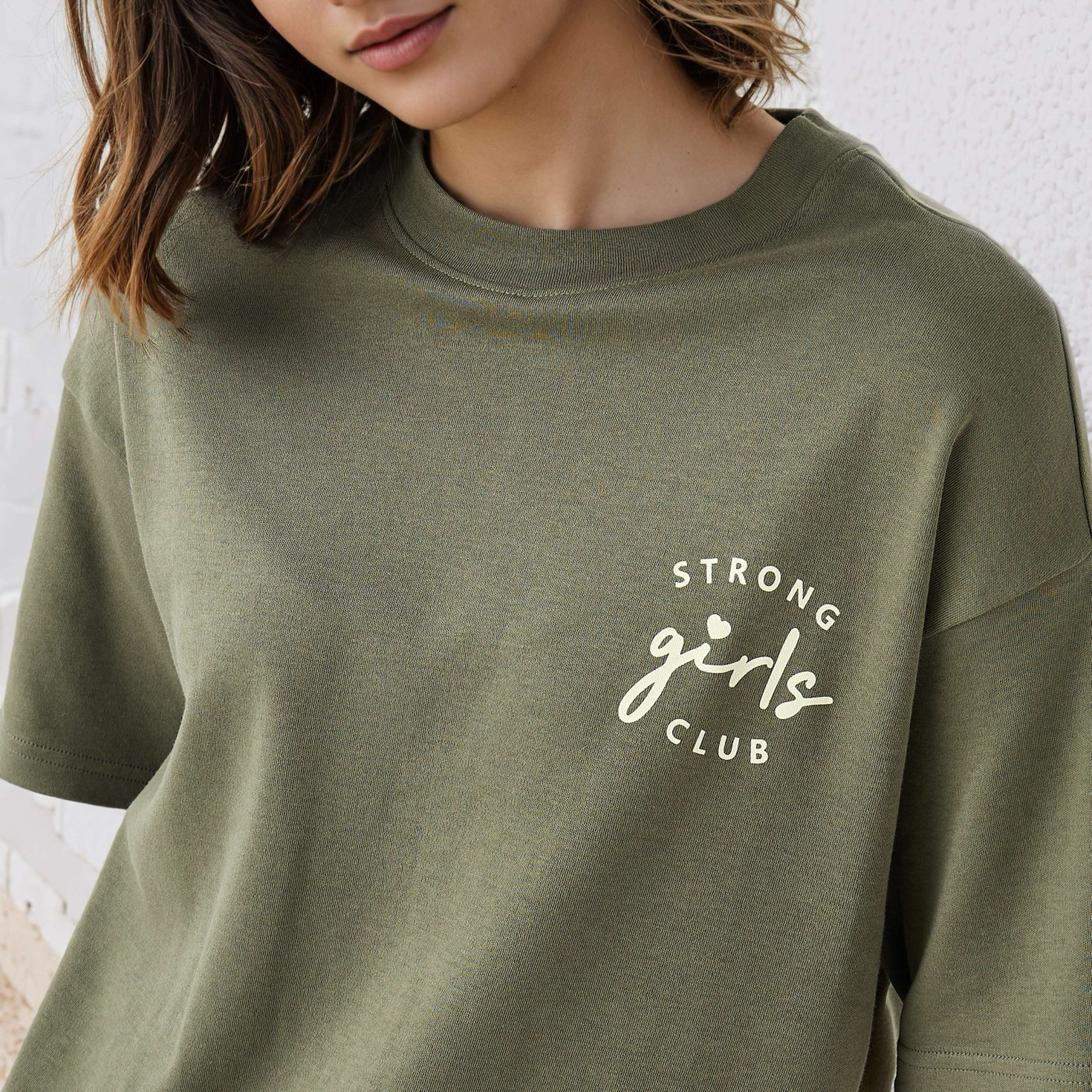 تيشيرت بوكسي قطن بياقة ضيقة وطبعات شعار-women-clothing-tshirts-image-4