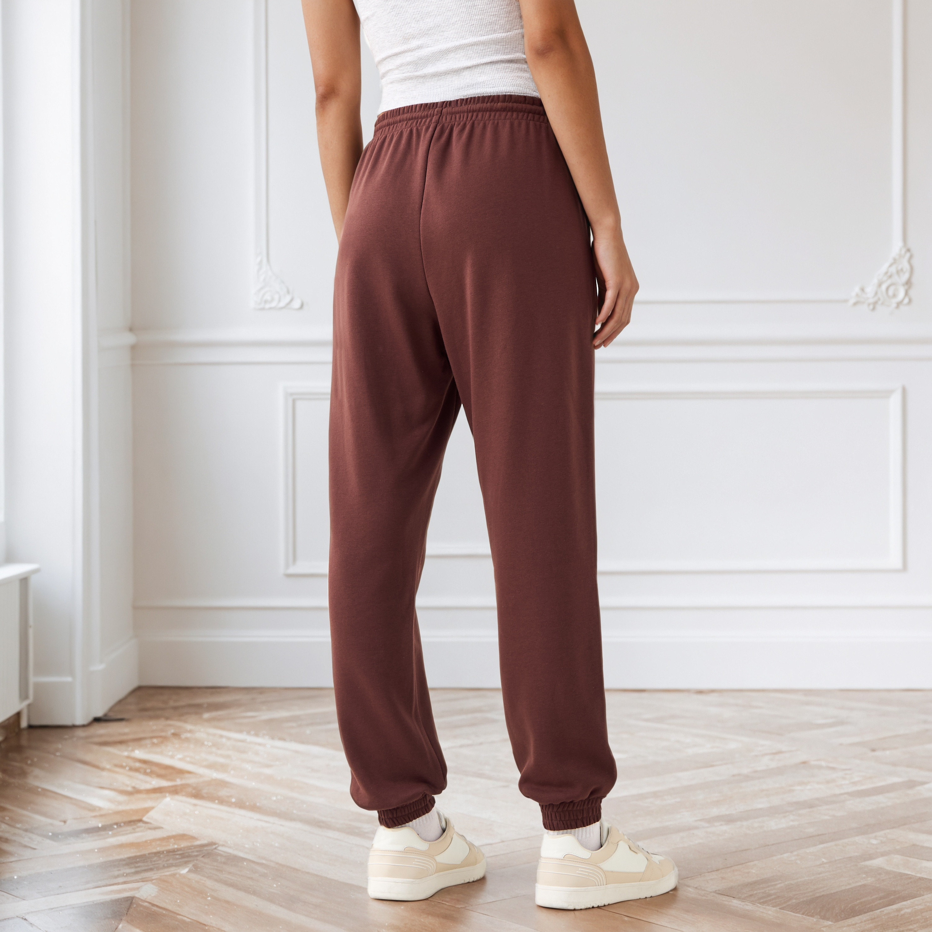 بنطلون رياضي بقصّة عادية وخصر مطاطي وجيوب-women-clothing-bottoms-joggers-image-3