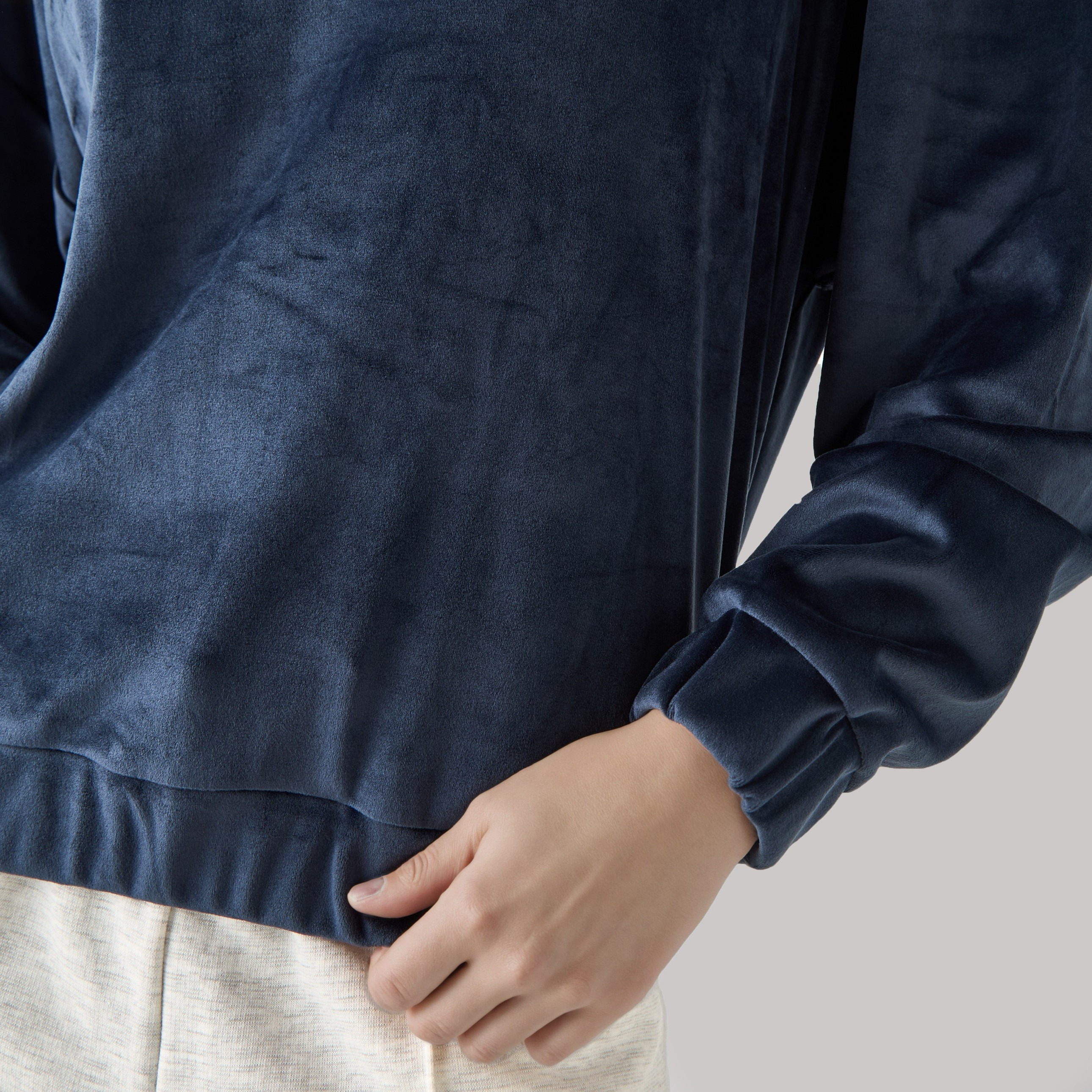 Regular Fit Velour Sweatshirt-women-winterwear-hoodiesandsweatshirts-sweatshirts-image-5