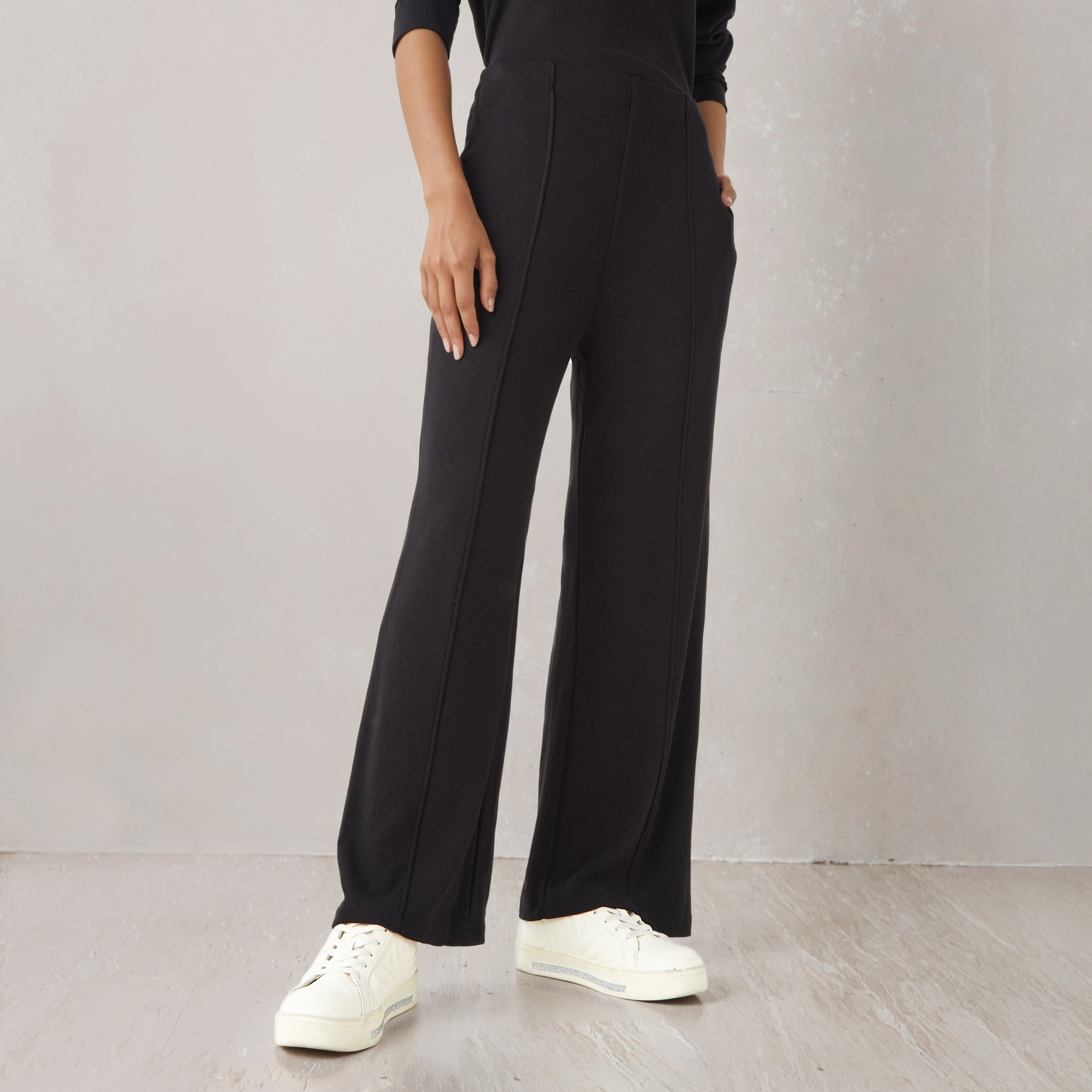 بنطلون رياضي بأرجل واسعة وخصر مرن-women-clothing-bottoms-joggers-image-1