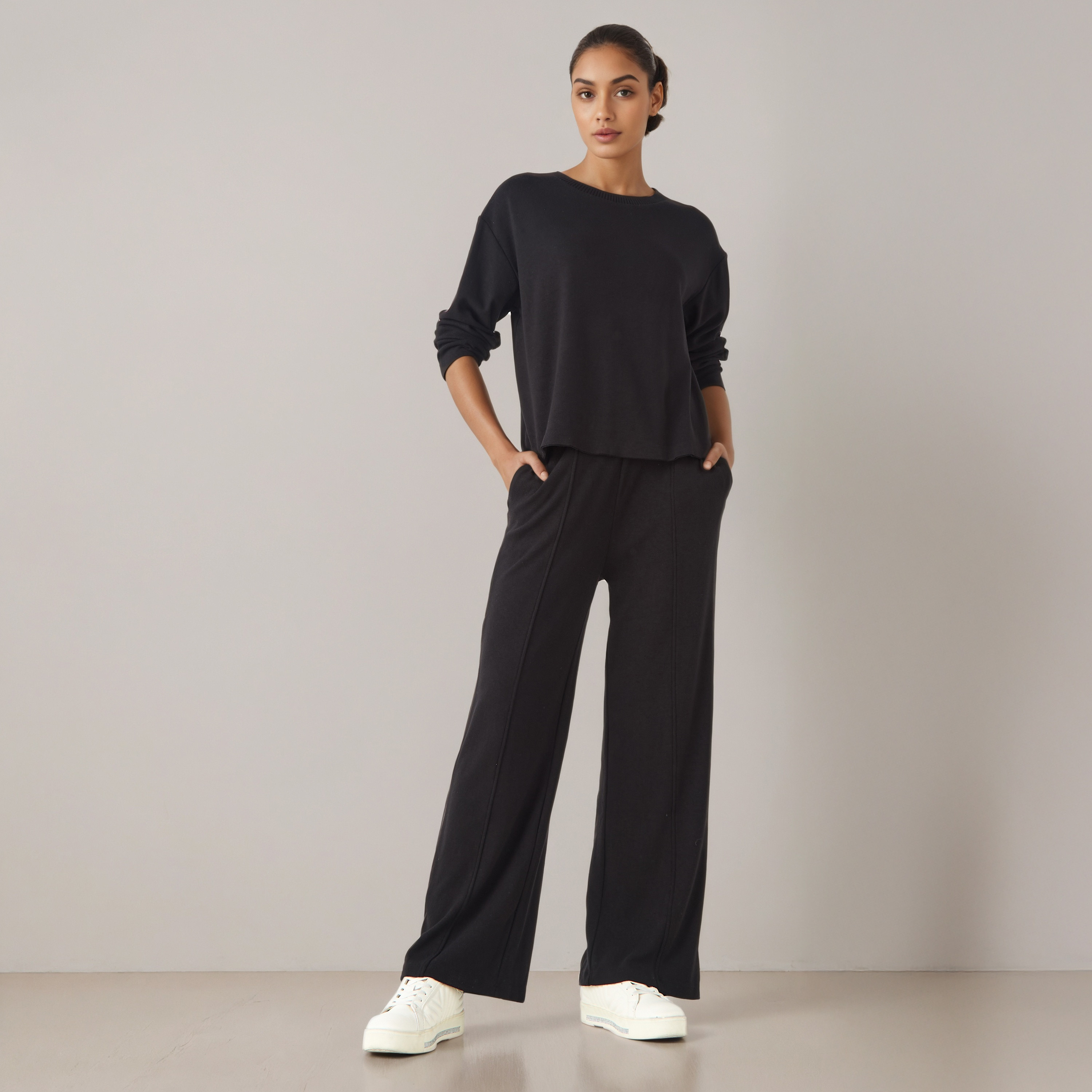 بنطلون رياضي بأرجل واسعة وخصر مرن-women-clothing-bottoms-joggers-image-2