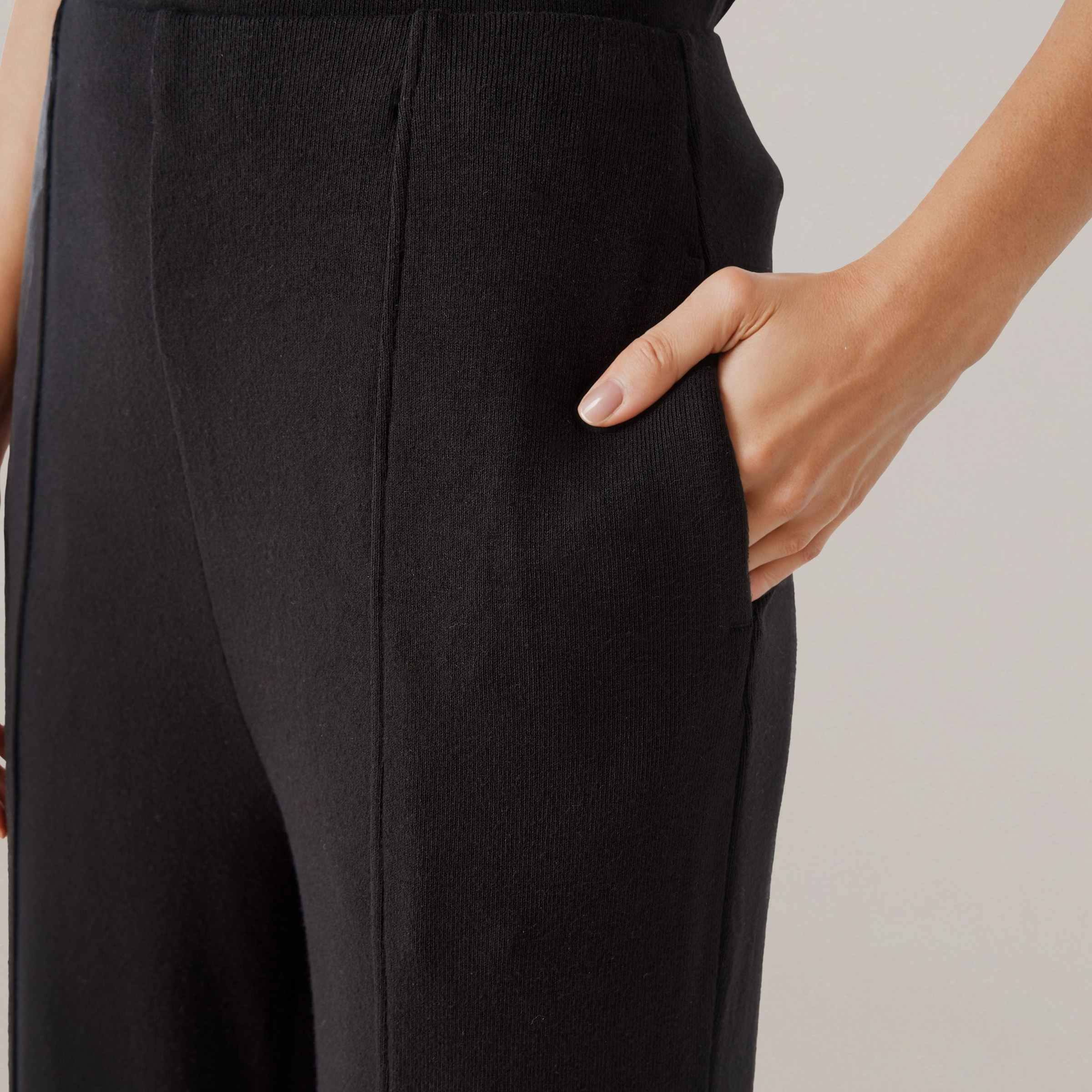 بنطلون رياضي بأرجل واسعة وخصر مرن-women-clothing-bottoms-joggers-image-5