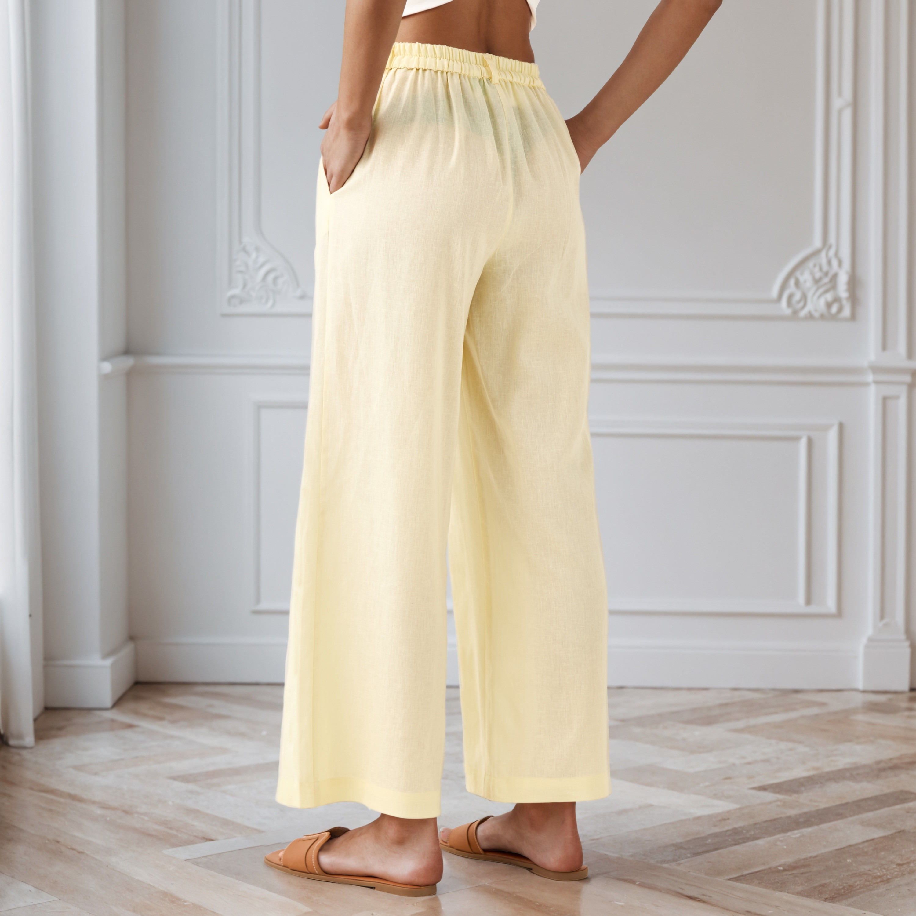 بنطلون واسع الساقين من مزيج الكتان بكُسرات وخصر مطاطي-women-clothing-trousers-image-18