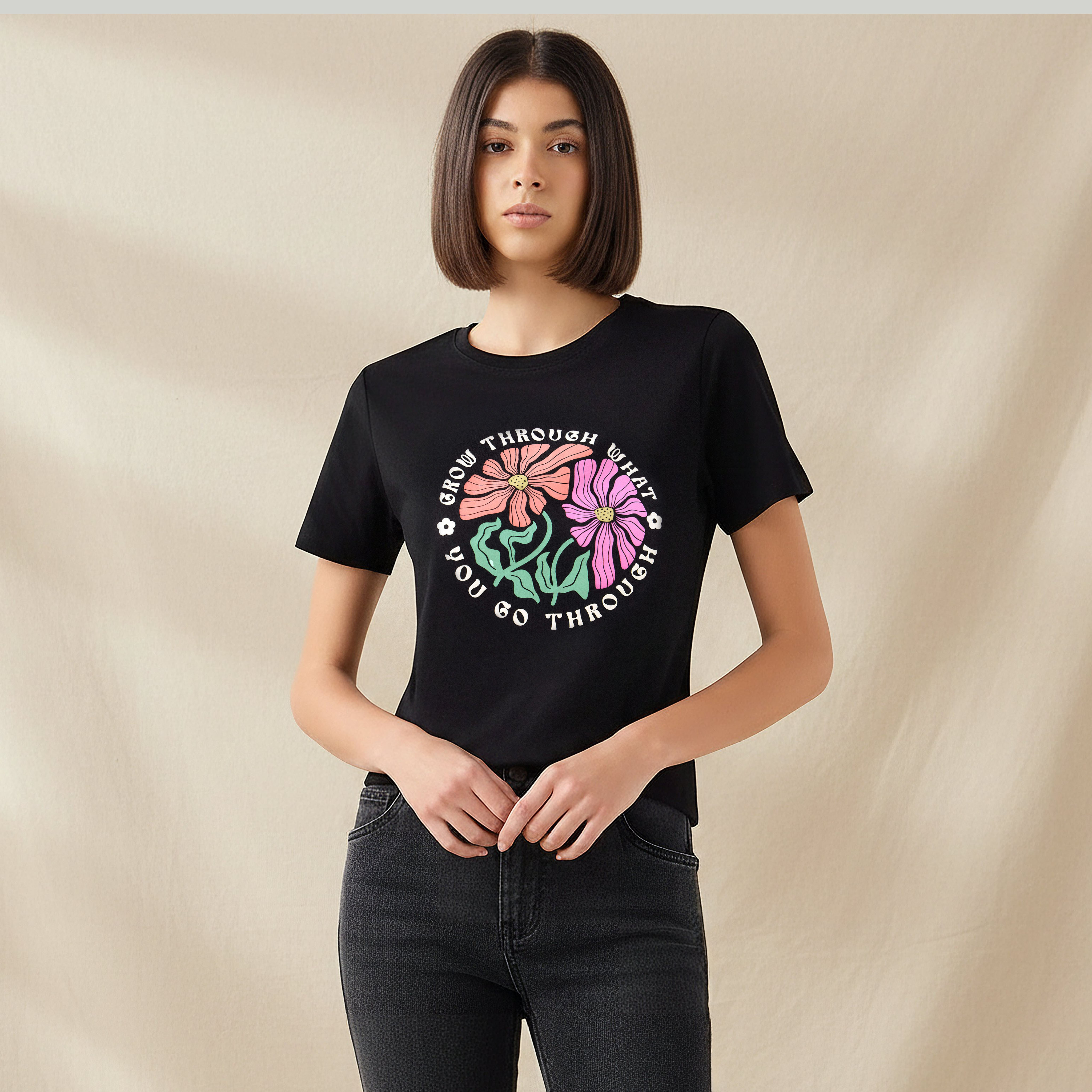تيشيرت قطن بقصّة عادية وطبعات شعار زهري-women-clothing-tshirts-image-1