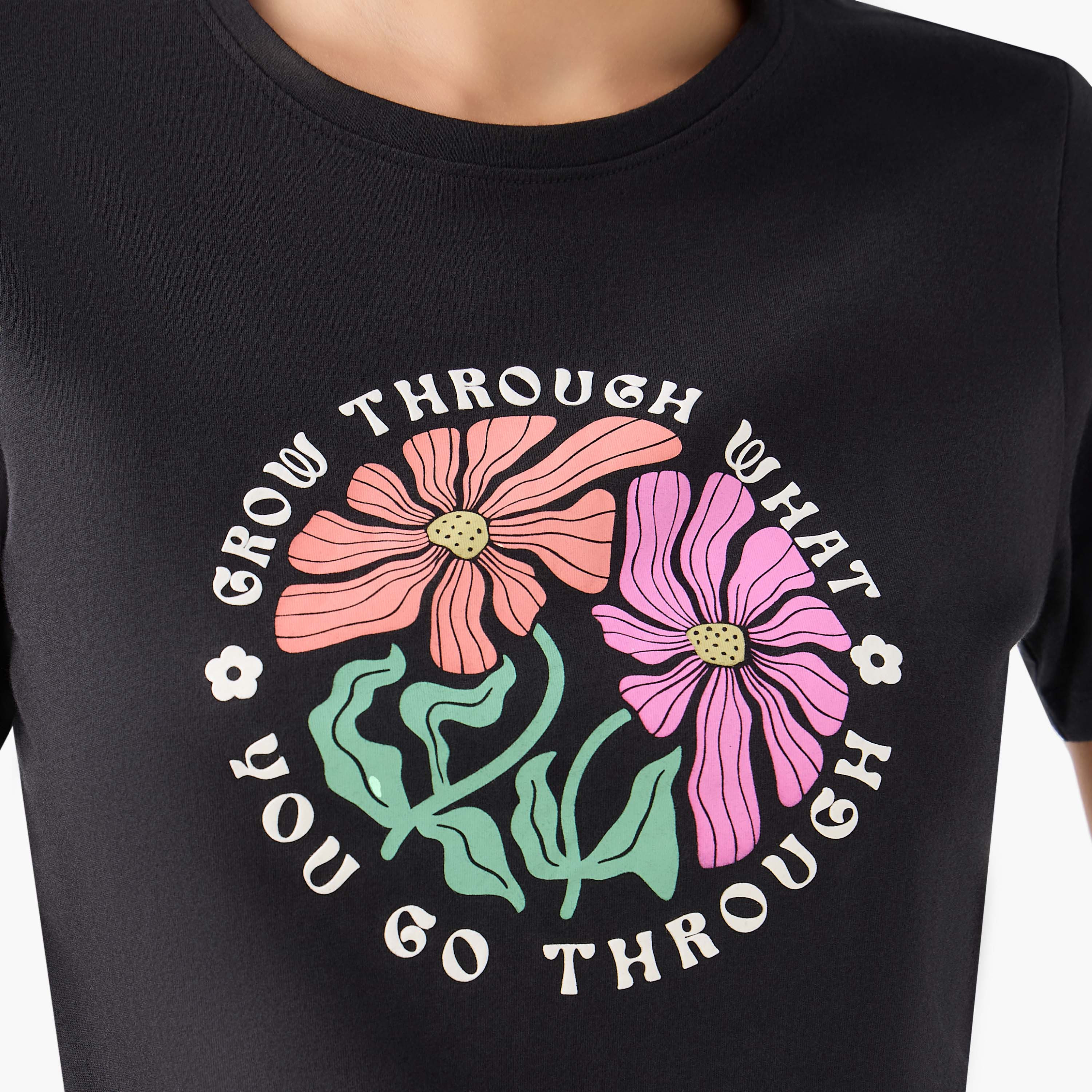 تيشيرت قطن بقصّة عادية وطبعات شعار زهري-women-clothing-tshirts-image-4