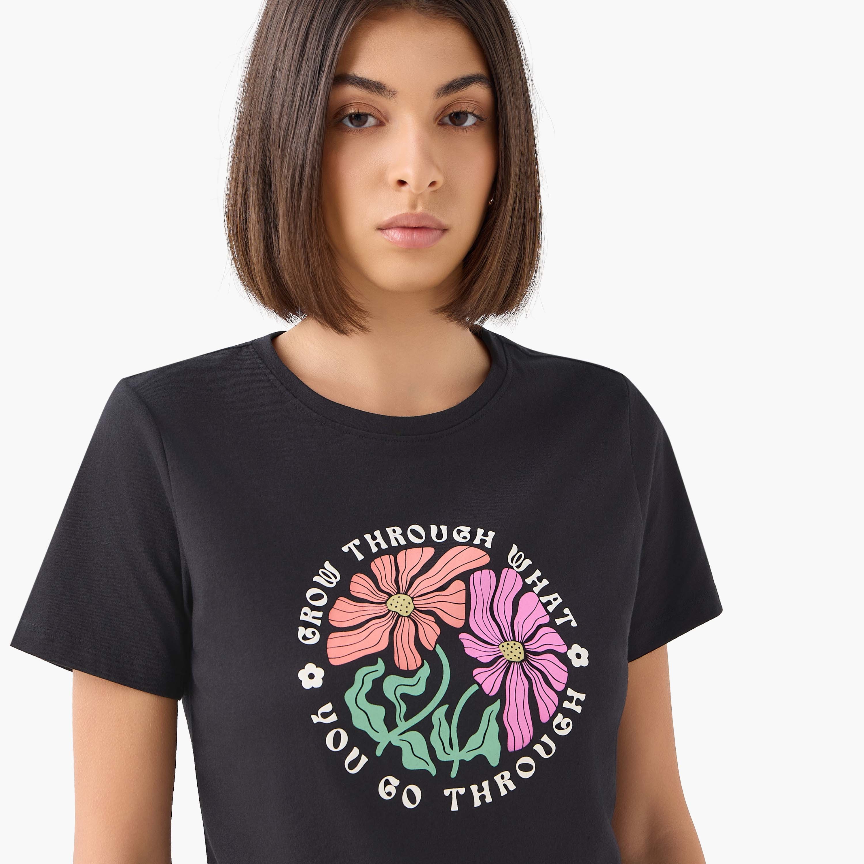 تيشيرت قطن بقصّة عادية وطبعات شعار زهري-women-clothing-tshirts-image-5