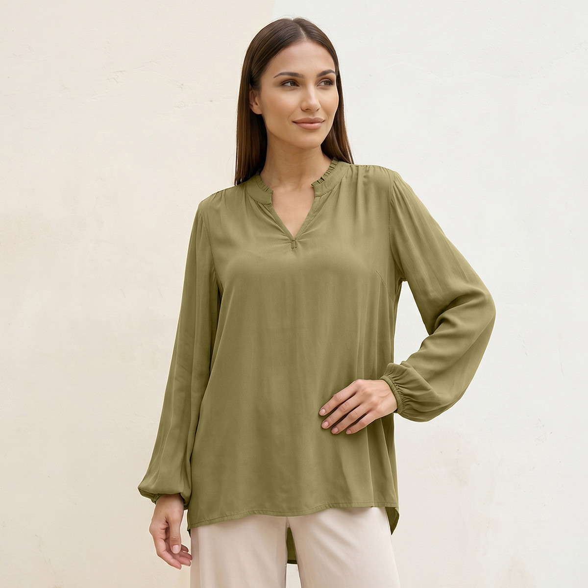 بلوزة فيسكوز بياقة V من سبلاش بيزك-women-clothing-shirtsandblouses-blouses-image-1