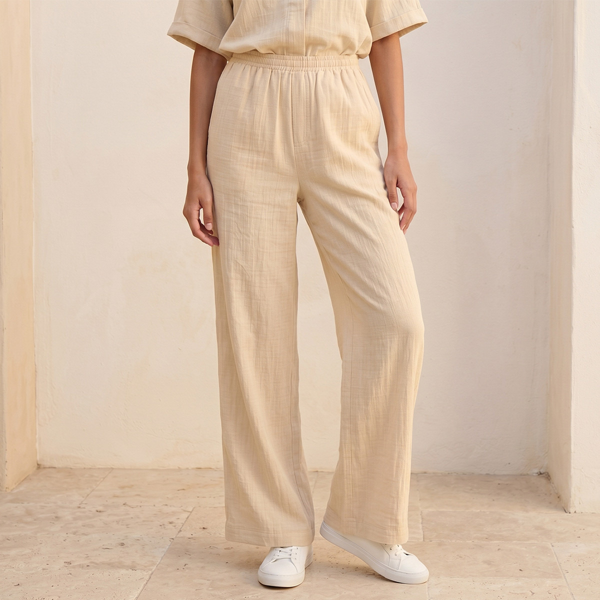 بنطلون سلاب بارز الملمس بخصر مرن من سبلاش بيزك-women-clothing-trousers-image-1