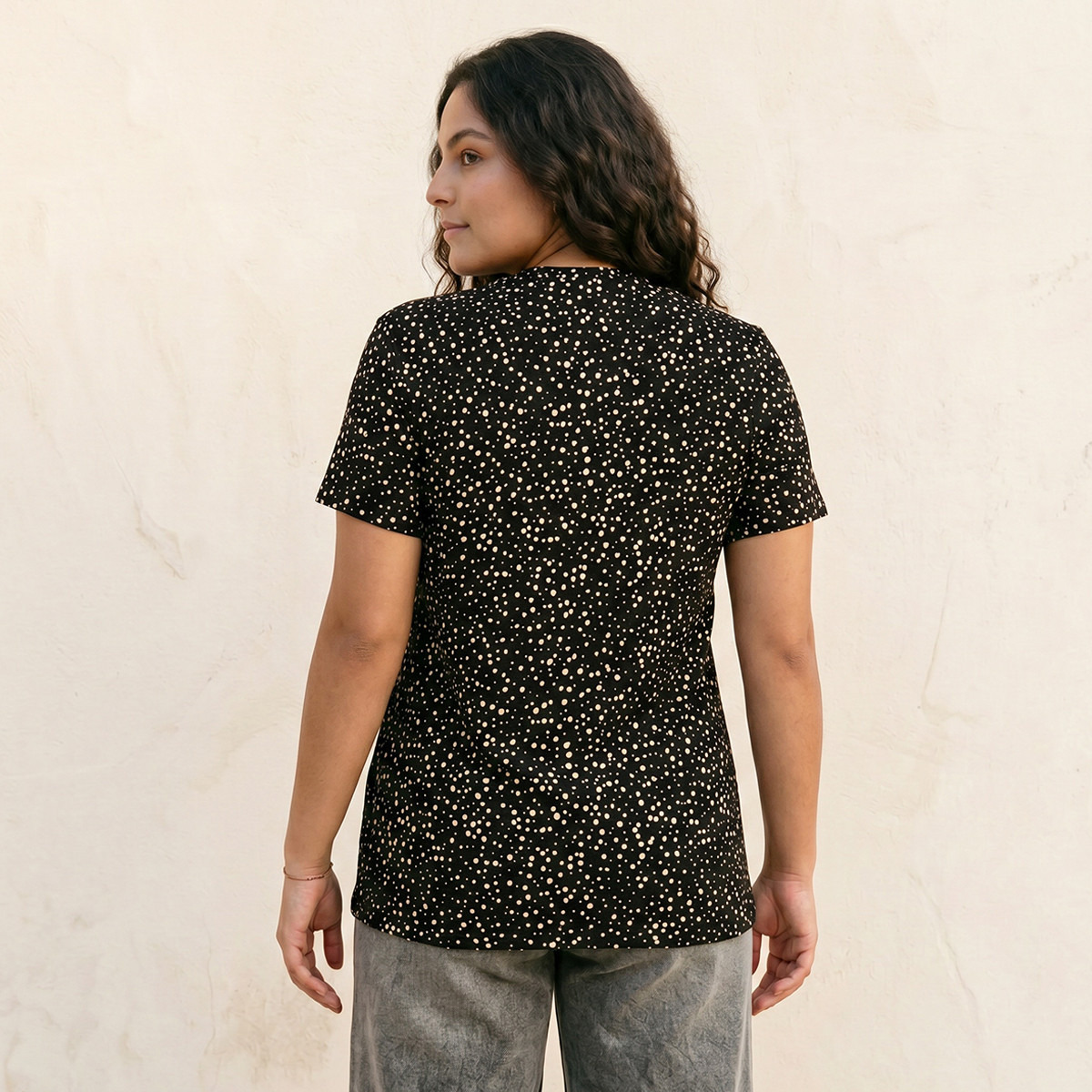 تيشيرت بقصة سليم وطبعات من سبلاش بيزك-women-clothing-tshirts-image-4