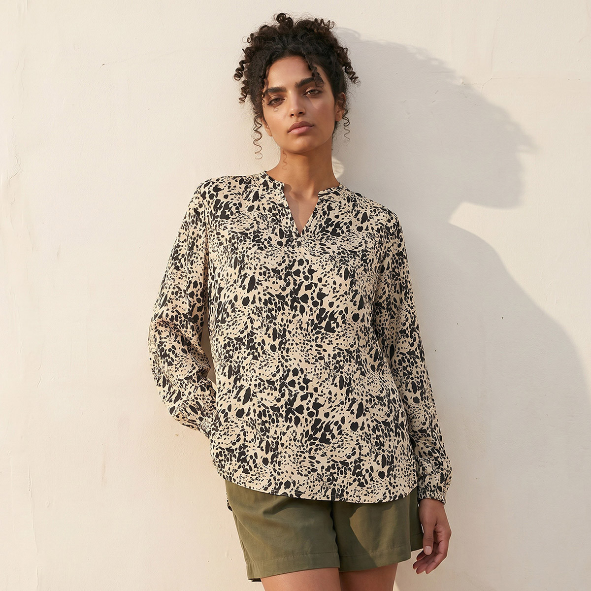 بلوزة فيسكوز بياقة V من سبلاش بيزك-women-clothing-shirtsandblouses-blouses-image-1