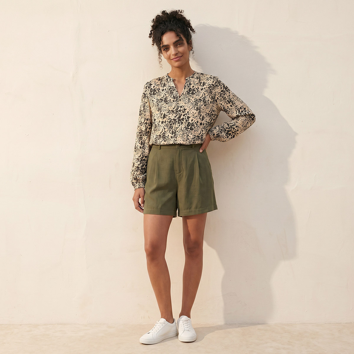 بلوزة فيسكوز بياقة V من سبلاش بيزك-women-clothing-shirtsandblouses-blouses-image-3