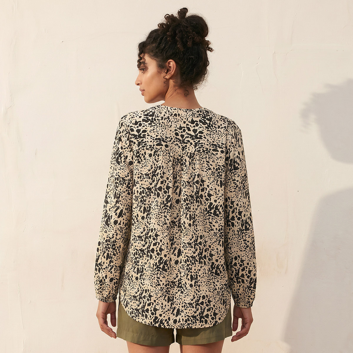 بلوزة فيسكوز بياقة V من سبلاش بيزك-women-clothing-shirtsandblouses-blouses-image-4