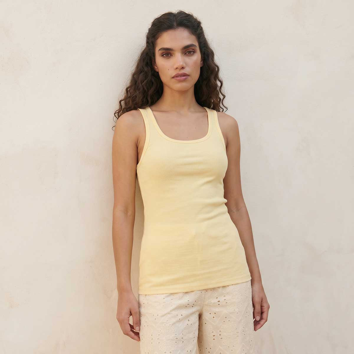 بلوزة تانك مضلعة بقصة ضيقة من سبلاش بيسك-women-clothing-tshirts-image-1