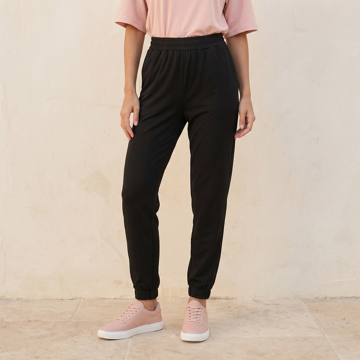 بنطلون رياضي ناعم الملمس بخصر مطاطي من سبلاش بيزكس-women-clothing-bottoms-joggers-image-1