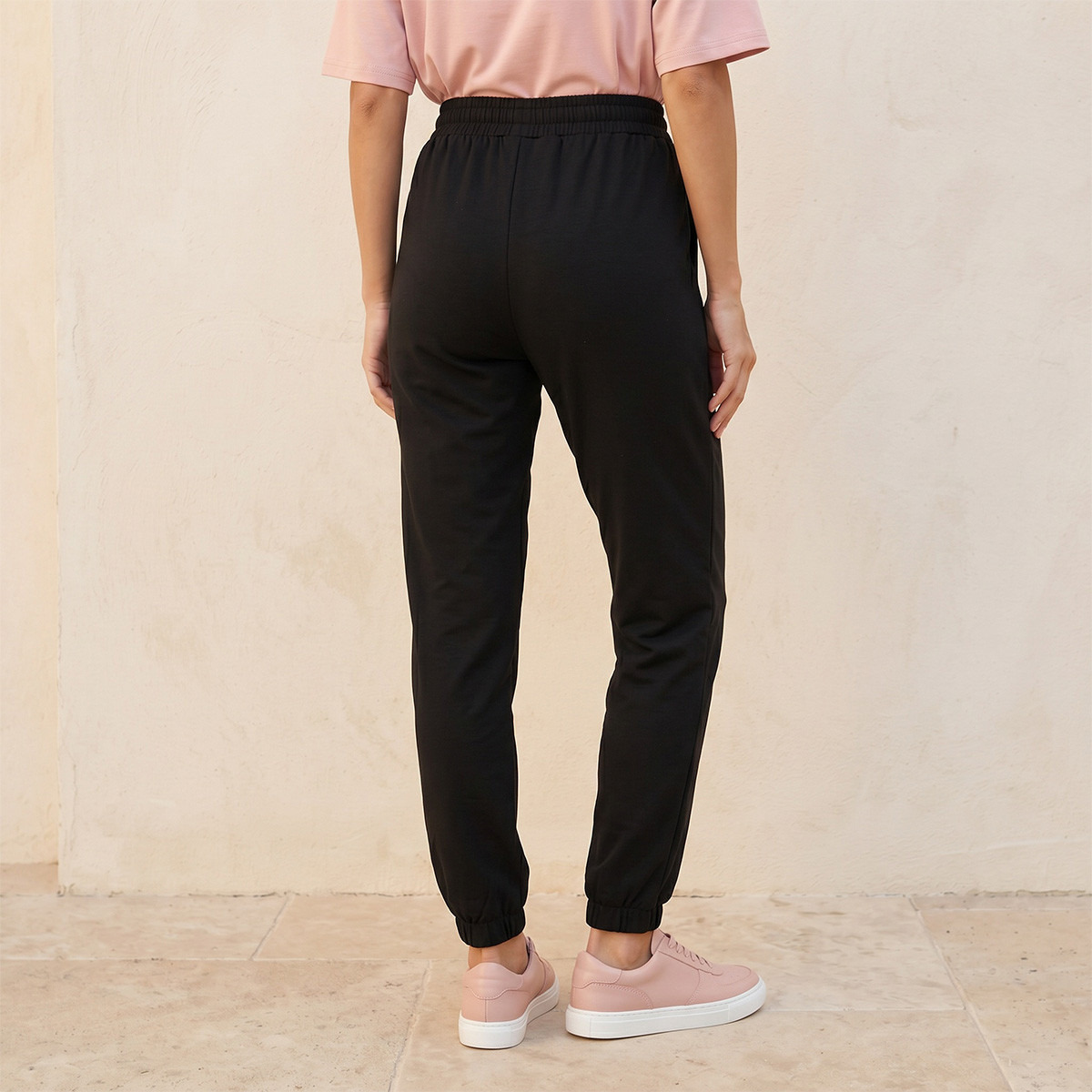 بنطلون رياضي ناعم الملمس بخصر مطاطي من سبلاش بيزكس-women-clothing-bottoms-joggers-image-4