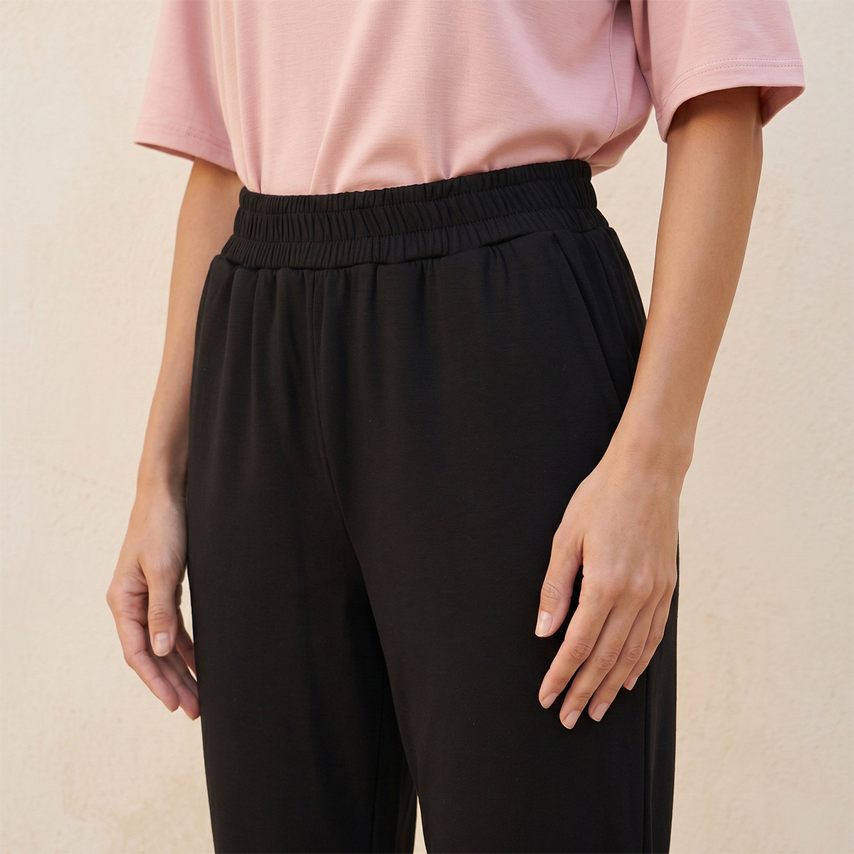 بنطلون رياضي ناعم الملمس بخصر مطاطي من سبلاش بيزكس-women-clothing-bottoms-joggers-image-6