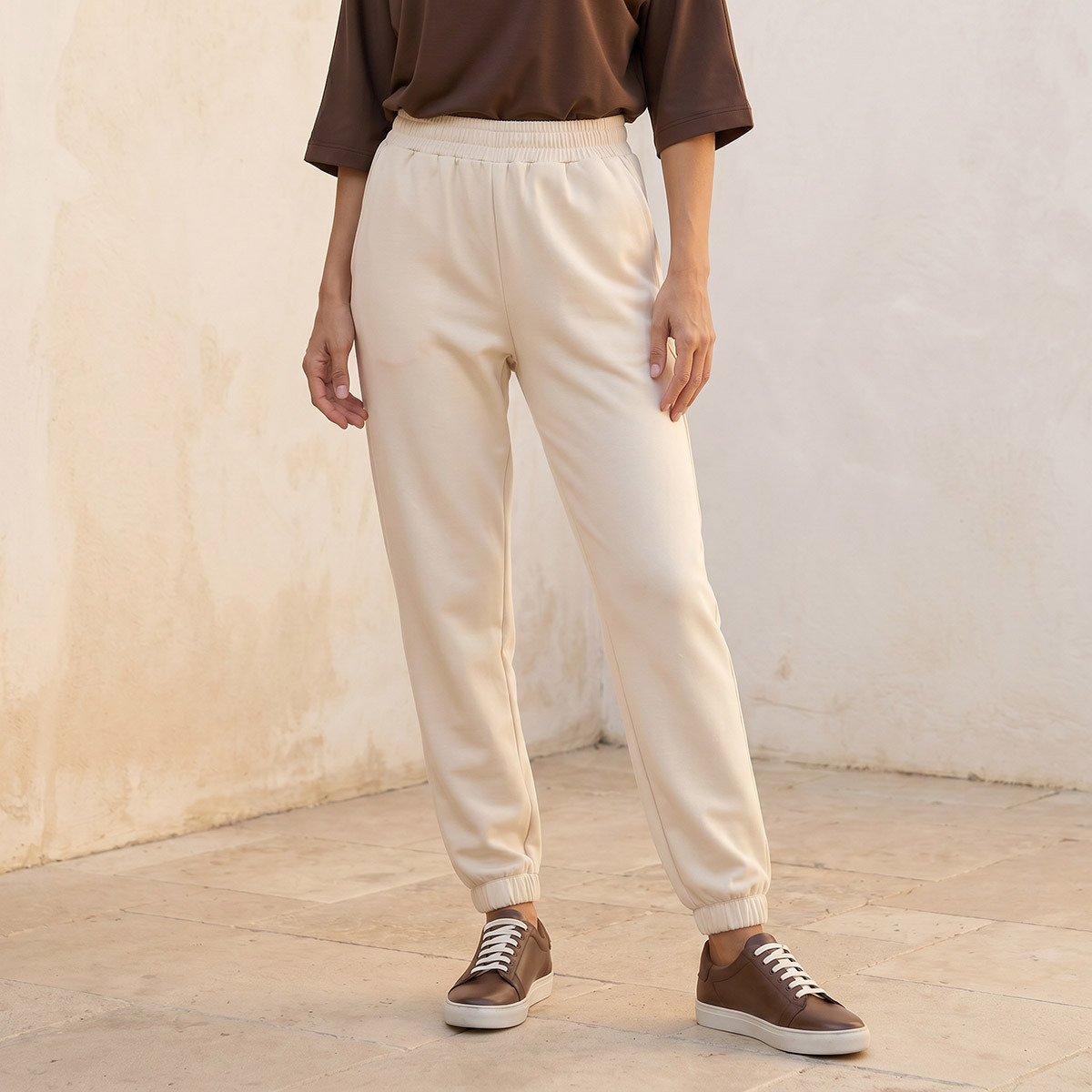 بنطلون رياضي ناعم الملمس بخصر مطاطي من سبلاش بيزكس-women-clothing-bottoms-joggers-image-1