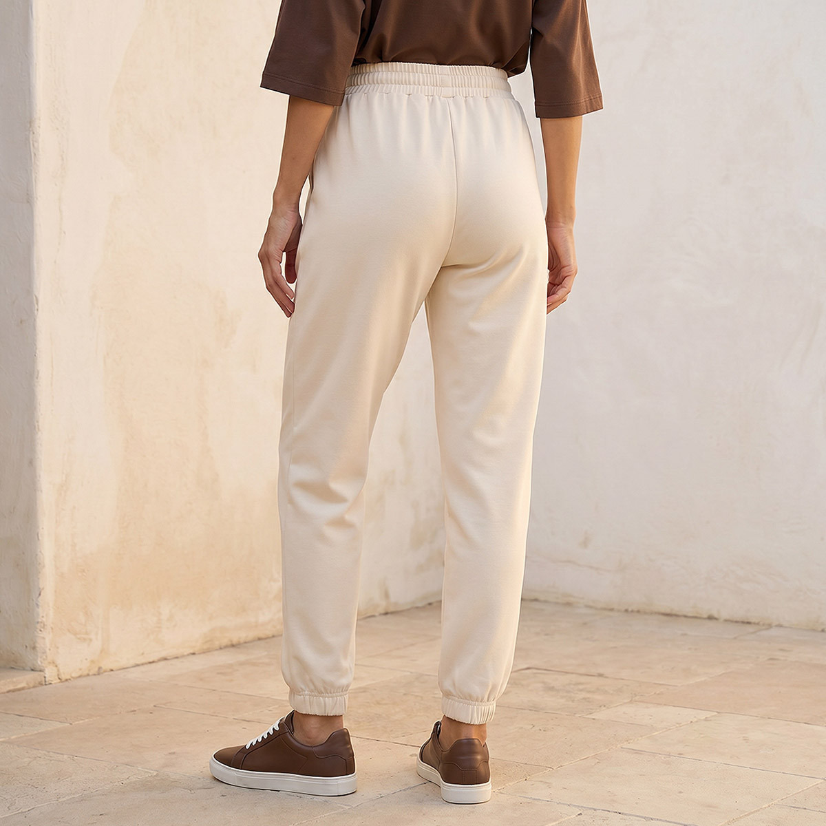 بنطلون رياضي ناعم الملمس بخصر مطاطي من سبلاش بيزكس-women-clothing-bottoms-joggers-image-4