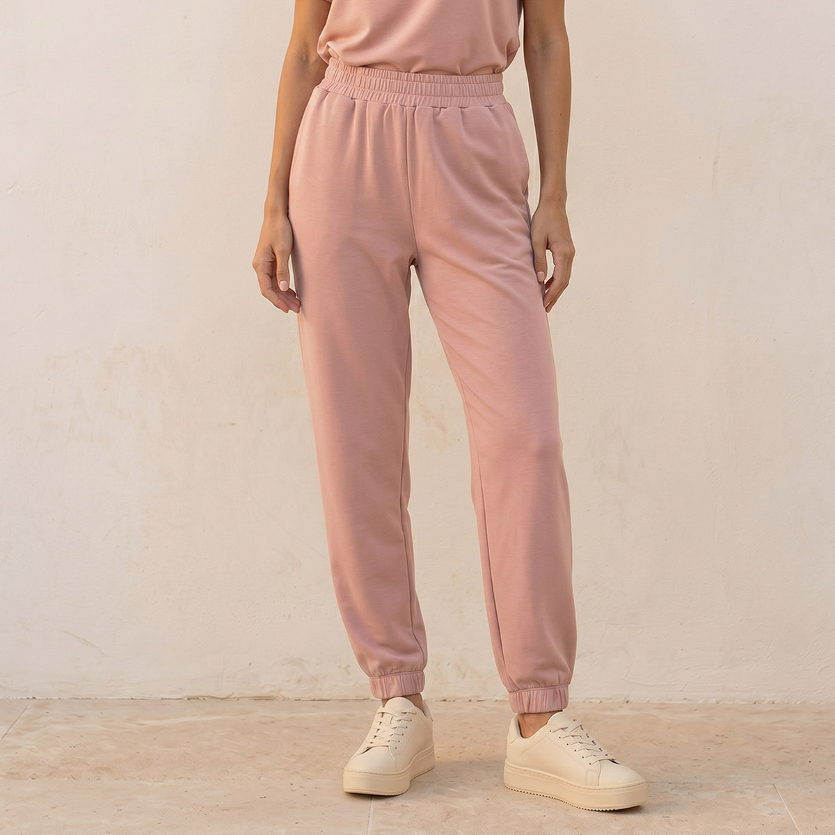 بنطلون رياضي ناعم الملمس بخصر مطاطي من سبلاش بيزكس-women-clothing-bottoms-joggers-image-1